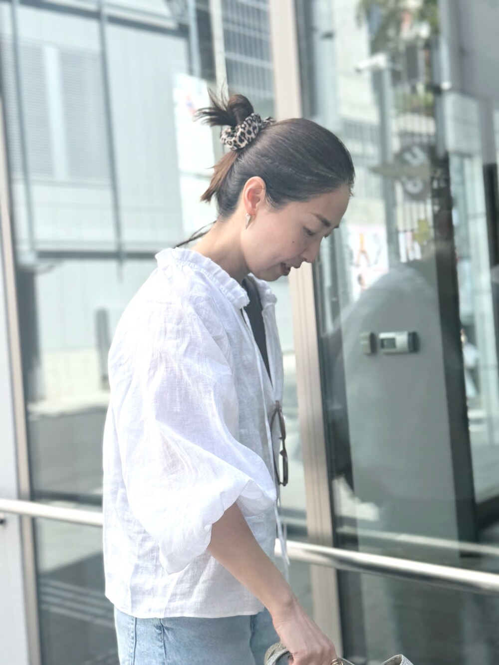 「レイヤードスタイル、サングラス、サンダル、キャップ、シンプルコーデ、きれいめカジュアル、休日スタイル、トートバッグ、大人カジュアルコーデ、今日のコーデ、バッグチャーム」｜「NOLLEY’Sの《セットアップ対応》リネンフリル衿ブラウス（シャツ/ブラウス、ホワイト系）」を使った、ISHIDAさん（レディース・158cm）の春コーディネートの5枚目の写真