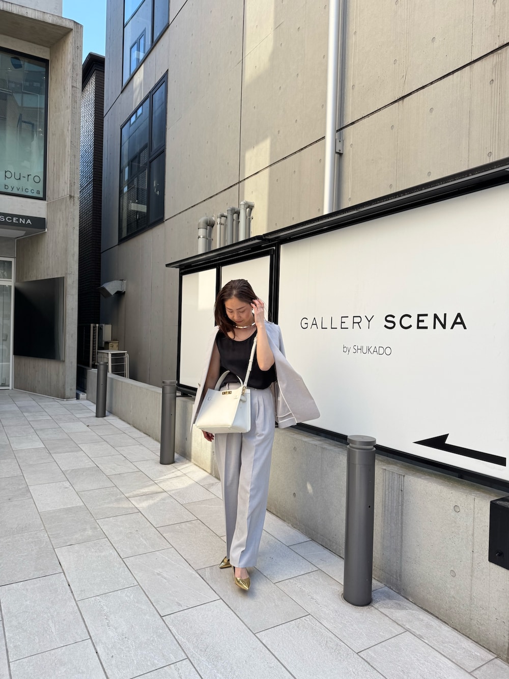 「スーツ、スーツスタイル、スーツコーデ、パンツスーツ、トートバッグ、トートバッグ 白、トートバッグ 黒、レザーバッグ、きれいめコーデ、大人ファッション、セットアップスタイル、今日のコーデ、ワントーンコーデ」|「NOLLEY’S Sophiの《セットアップ対応》ウォッシャブルライトドライシャンブレージャケット(テーラードジャケット、グレー系)」を使った、ISHIDAさん(レディース・158cm)の夏コーディネートの5枚目の写真