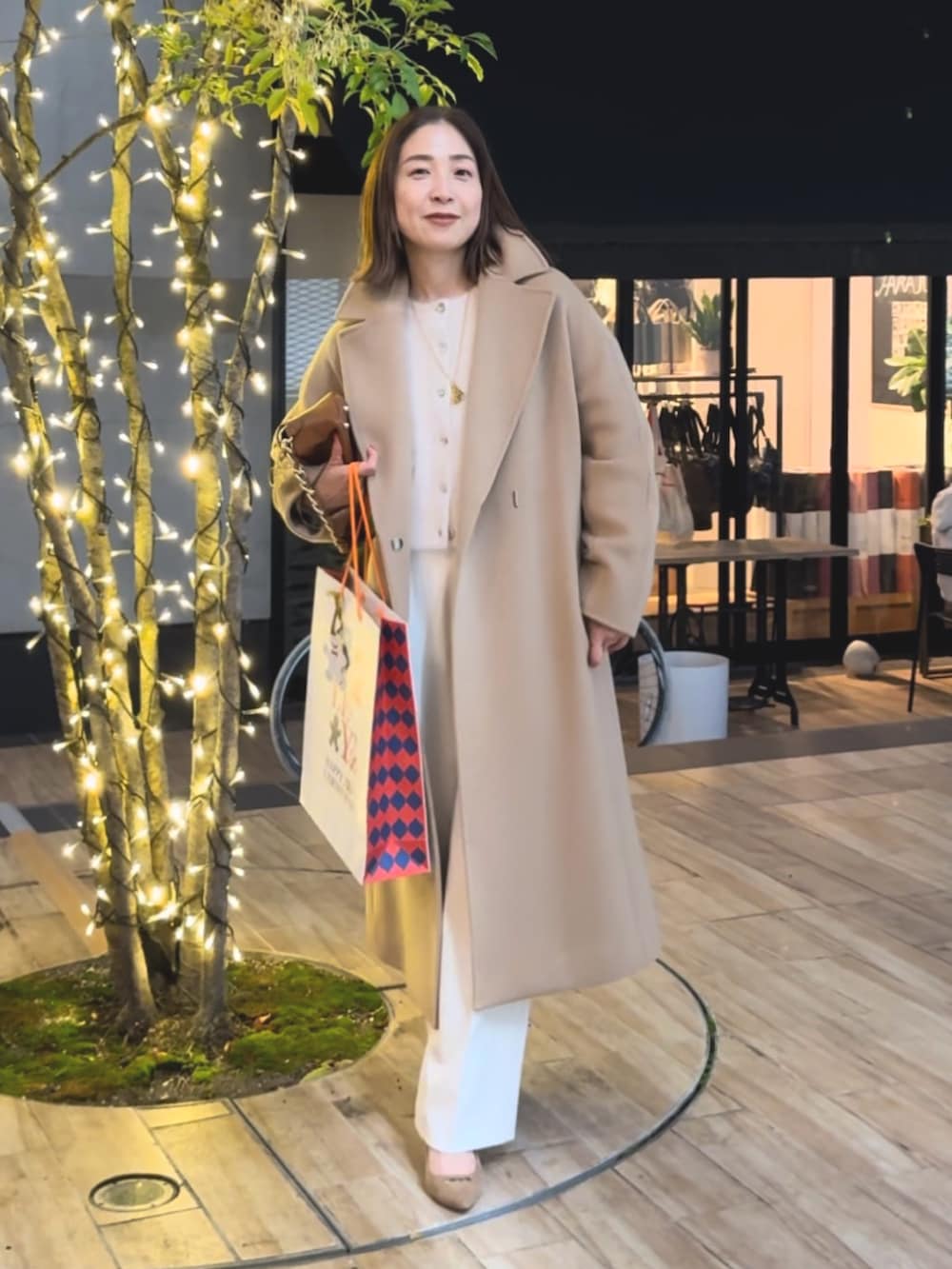 「コート、コートスタイル、コートコーデ、キャメルアウター、ロングワンピース、ロングコート、パンツスタイル、白パンツ、ベージュコーデ、白コーデ、ホワイトコーデ、ミニバッグ、冬アウター、オトナカジュアル、お出かけコーデ」|「NOLLEY’Sのハンドステッチベルテッドコート(その他アウター、イエロー系)」を使った、ISHIDAさん(レディース・158cm)の秋コーディネートの2枚目の写真