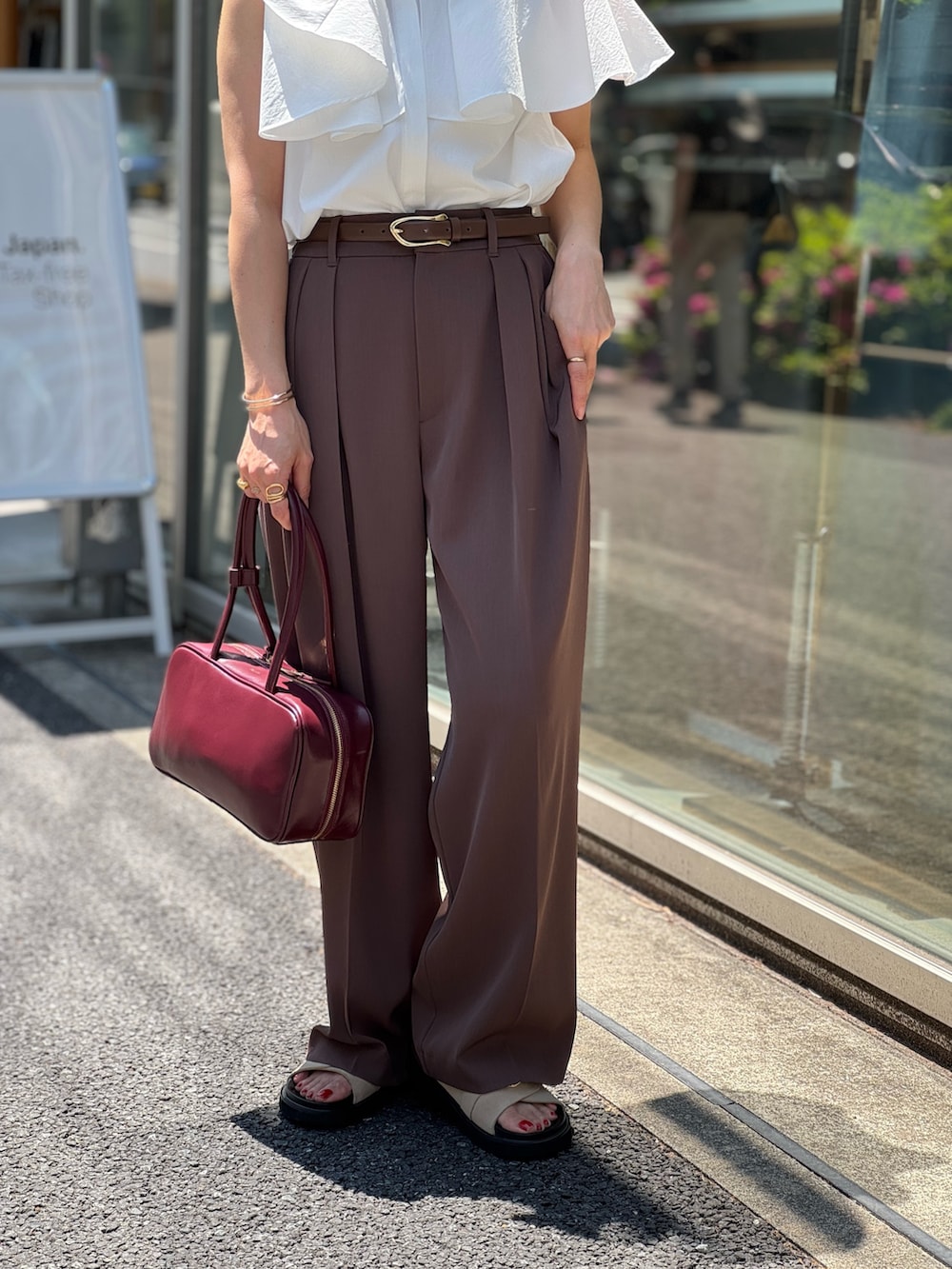 「ブラウンコーデ、ブラウン、ブラウンパンツ、スポーツミックス、デートコーデ、夏コーデ、夏服、オトナ女子、150cm台コーデ、夏、春夏コーデ、フリル」|「NOLLEY’S Sophiのウォッシャブル強撚ツイルワイドパンツ(その他パンツ、ブラウン系)」を使った、ISHIDAさん(レディース・158cm)の夏コーディネートの6枚目の写真