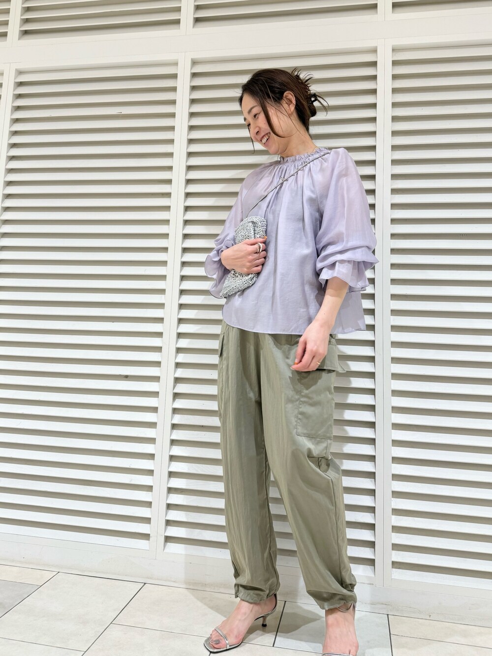 「お出かけコーデ、ジャケットスタイル、ジャケット、紺ブレ、カーゴパンツ、綺麗めコーデ、きれいめカジュアル、春コーデ、春のNewスタイル、大人カジュアル、パンツスタイル、シア―ブラウス、ラベンダー」｜「NOLLEY’Sの【WEB限定サイズあり】ハイデンクロスカーブカーゴパンツ（その他パンツ、グリーン系）」を使った、ISHIDAさん（レディース・158cm）の春コーディネートの6枚目の写真