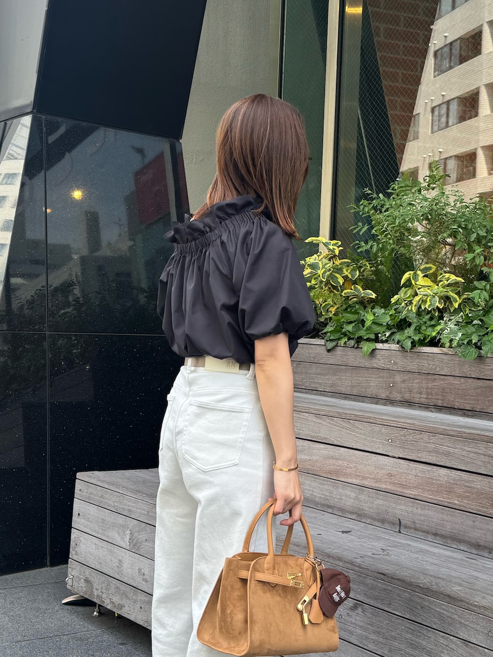 ブラック系のシャツ/ブラウス、ホワイト系のデニムパンツ、イエロー系のトートバッグを着用したレディースの夏コーディネートの3枚目の写真