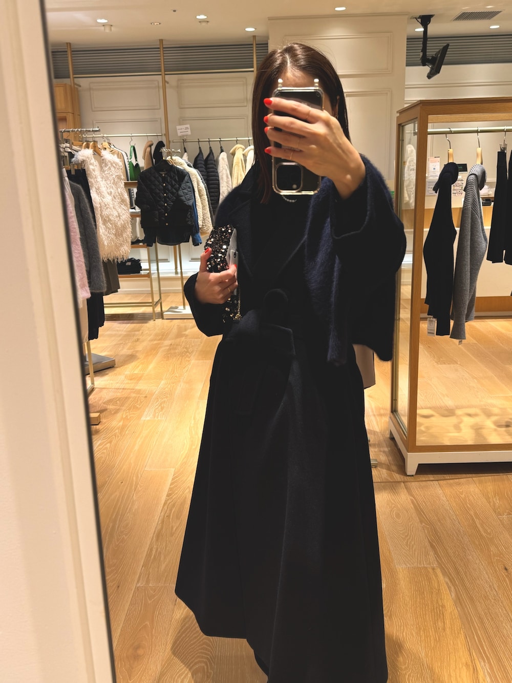 「ロングコート、冬アウター、最近のいい感じコーデ、クリスマスコーデ、クリスマスに着たい服、オトナカジュアル、お出かけコーデ、オトナ女子、キラキラバッグ、ショルダーバッグ」｜「NOLLEY’S Sophiのアンゴラロングベルテッドコート 24AW（その他アウター、ブルー系）」を使った、ISHIDAさん（レディース・158cm）の秋コーディネートの5枚目の写真