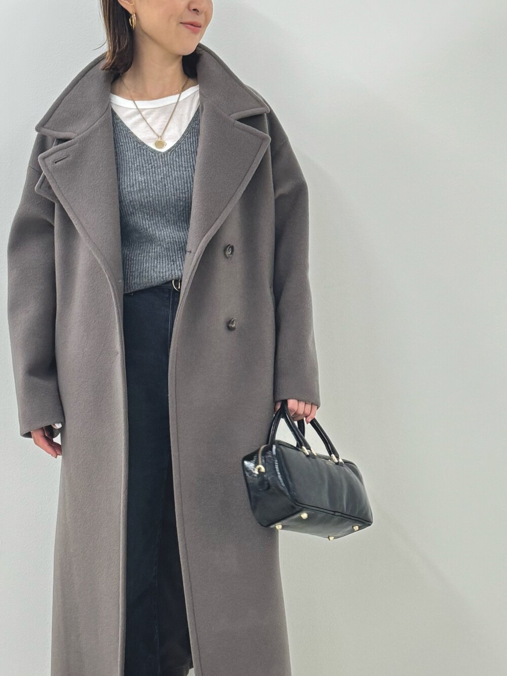 「ベスト、ニットジレ、ジレ、タンクトップ、ニットキャミソール、デニム、スリットパンツ、グレーデニム、スタンドカラー、スタンドカラーコート、ロングコート、グレーコーデ、冬アウター、最近のいい感じコーデ、きれいめカジュアル」|「Rie Millerの【RM denim】スリットフレアハイウエストデニム(デニムパンツ、グレー系)」を使った、ISHIDAさん(レディース・158cm)の秋コーディネートの10枚目の写真