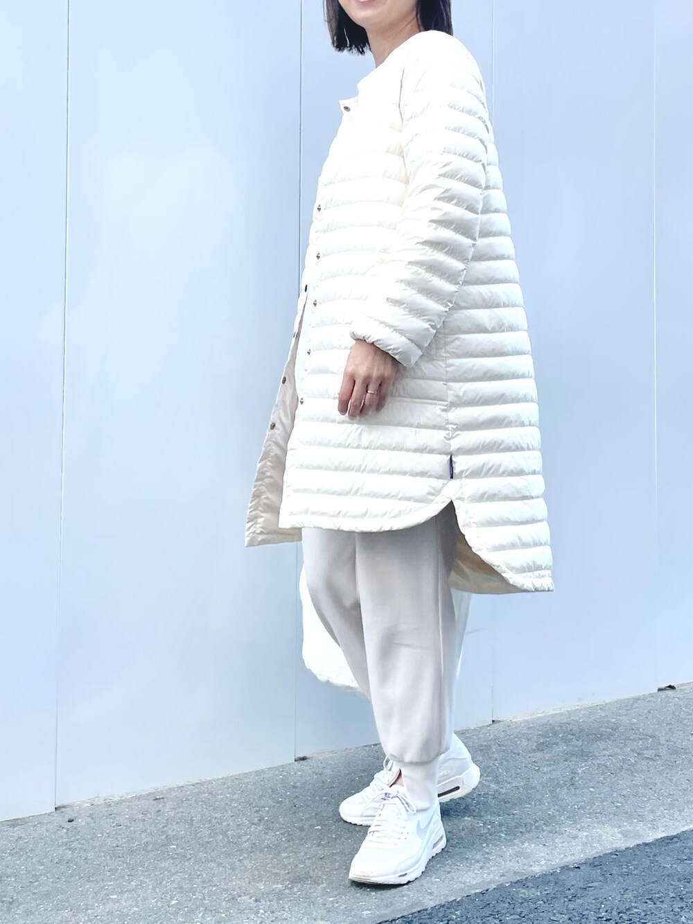 「白スニーカー、白ダウン、ダウンジャケット、ダウンコート、インナーダウン、Traditional Weatherwear、春コーデ、冬コーデ、ママコーデ、スニーカー、スナップ、スニーカーコーデ」｜「Traditional Weatherwearの◇【WEB限定カラーあり】【TRADITIONAL WEATHERWEAR】ARKLEY LONG DOWN PA（ダウンジャケット/コート、ホワイト系）」を使った、ISHIDAさん（レディース・158cm）の冬コーディネートの3枚目の写真