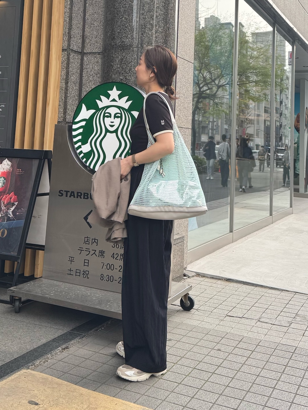 「ワイドパンツ、春夏コーデ、シンプルコーデ、きれいめカジュアル、休日スタイル、スニーカー、トートバッグ、大人カジュアルコーデ、リラックススタイル、夏服、着回しコーデ、ワントーンコーデ、Tシャツコーデ、お洒落さんとつながりたい、マクウェル」|「NOLLEY’Sの【MAQWEL/マクウェル】リンガーリブ半袖Tシャツ(Tシャツ/カットソー、ブラック系)」を使った、ISHIDAさん(レディース・158cm)の春コーディネートの3枚目の写真