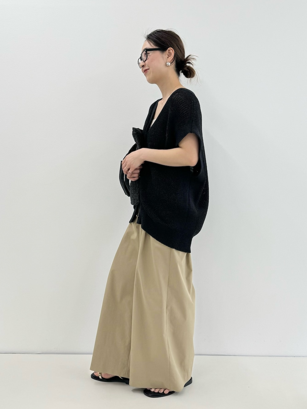 「ニット、ニットジレ、ベスト、ベストコーデ、ワイドパンツ、カゴバック、ニコラスライナス、ペタンコサンダル、サンダル、メガネ女子、キャミソール、レイヤードスタイル、春のNewスタイル、お出かけコーデ、シンプルコーデ」｜「NOLLEY’Sのペーパークロシェトートバッグ（かごバッグ、ブラック系）」を使った、ISHIDAさん（レディース・158cm）の春コーディネートの4枚目の写真