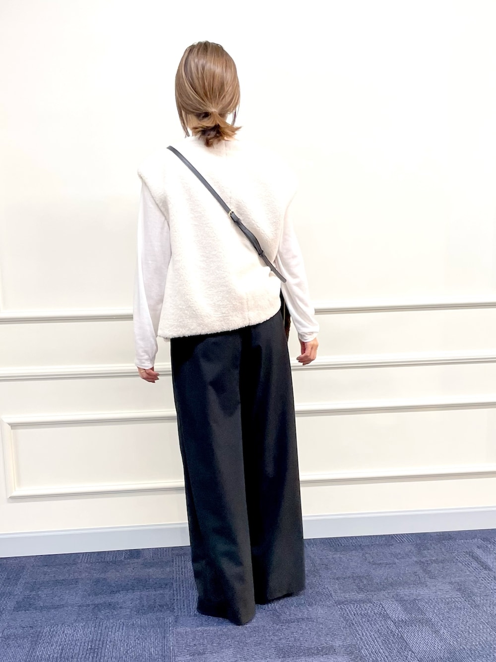 「ボア、ベスト、ジレ、ショート丈トップス、ボアベスト、サロペット、ミニバッグ、シアートップス、ロンT、シアーTシャツ、レイヤードスタイル、休日スタイル、ママコーデ」｜「VIOLAd'OROのアイテム（ショルダーバッグ、ブラウン系）」を使った、ISHIDAさん（レディース・158cm）の秋コーディネートの7枚目の写真