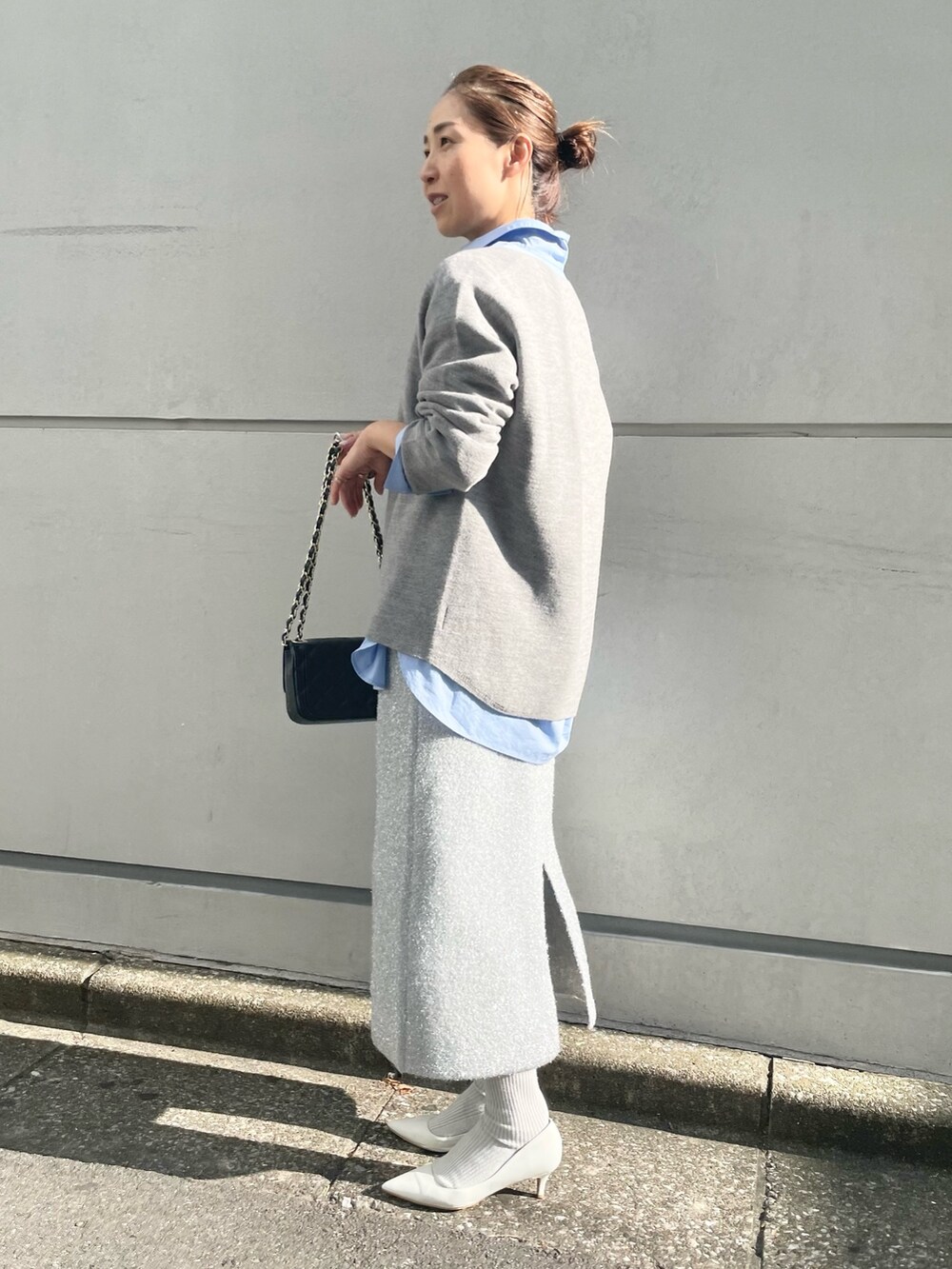 「シャギーコート、シャギー、ジャケット、コート、シャツスタイル、レイヤードスタイル、シルバー、キラキラスカート、ブルー、ライトグレー、グレー、ショルダーバッグ、ビッグシルエット、お出かけコーデ、おでかけコーデ」｜「Rie Millerのアイテム（スカート、シルバー系）」を使った、ISHIDAさん（レディース・158cm）の秋コーディネートの7枚目の写真