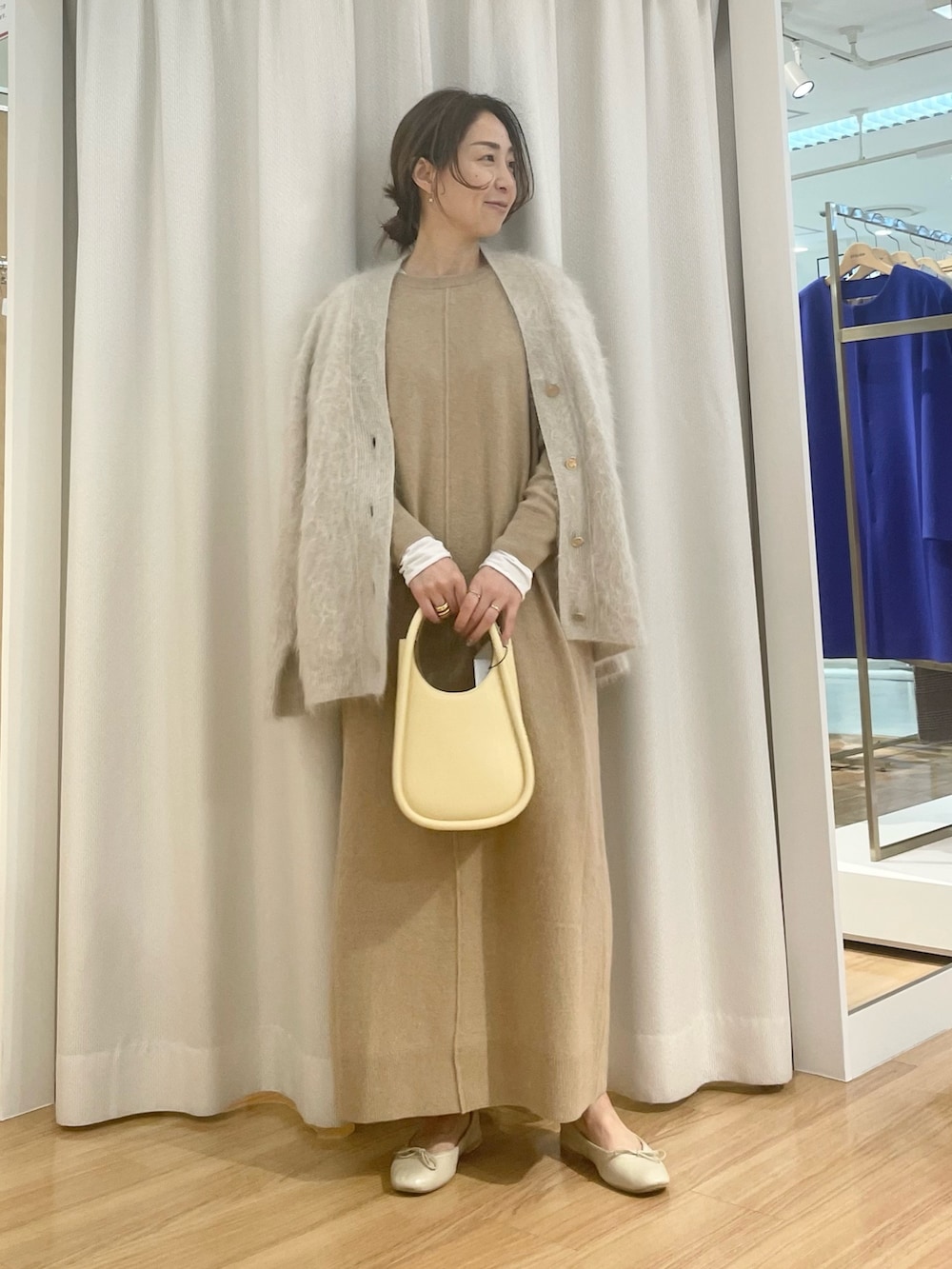 「きれいめカジュアル、ロングスカート、レザー、淡色コーデ、レイヤードスタイル、ニット、冬コーデ、休日スタイル、ワンピース、ニットワンピース、ベージュコーデ、ロンt」｜「NOLLEY’SのシアーロンT（Tシャツ/カットソー、ホワイト系）」を使った、ISHIDAさん（レディース・158cm）の冬コーディネートの3枚目の写真
