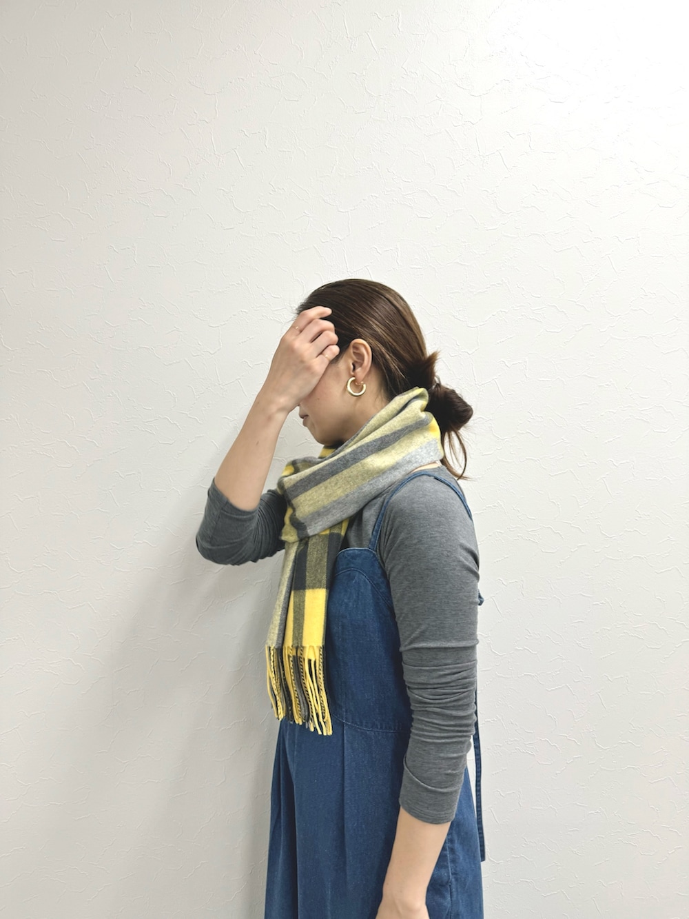 「ロンT、Tシャツ、グレー、オールインワン、サロペット、デニムコーデ、デニムサロペット、チェック柄、ストールコーデ、ストール、テーマパークコーデ、大人かわいい、ゆるコーデ、リラックススタイル」｜「Rie Millerの【RM denim】デニムオールインワン（つなぎ/オールインワン、ブルー系）」を使った、ISHIDAさん（レディース・158cm）の秋コーディネートの4枚目の写真
