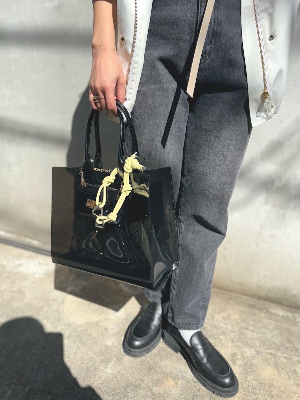 「NOLLEY’Sのトライアングルカラビナマルチチャーム(ブローチ/コサージュ、イエロー系)」を使った、ISHIDAさん(レディース・158cm)の春コーディネートの10枚目の写真