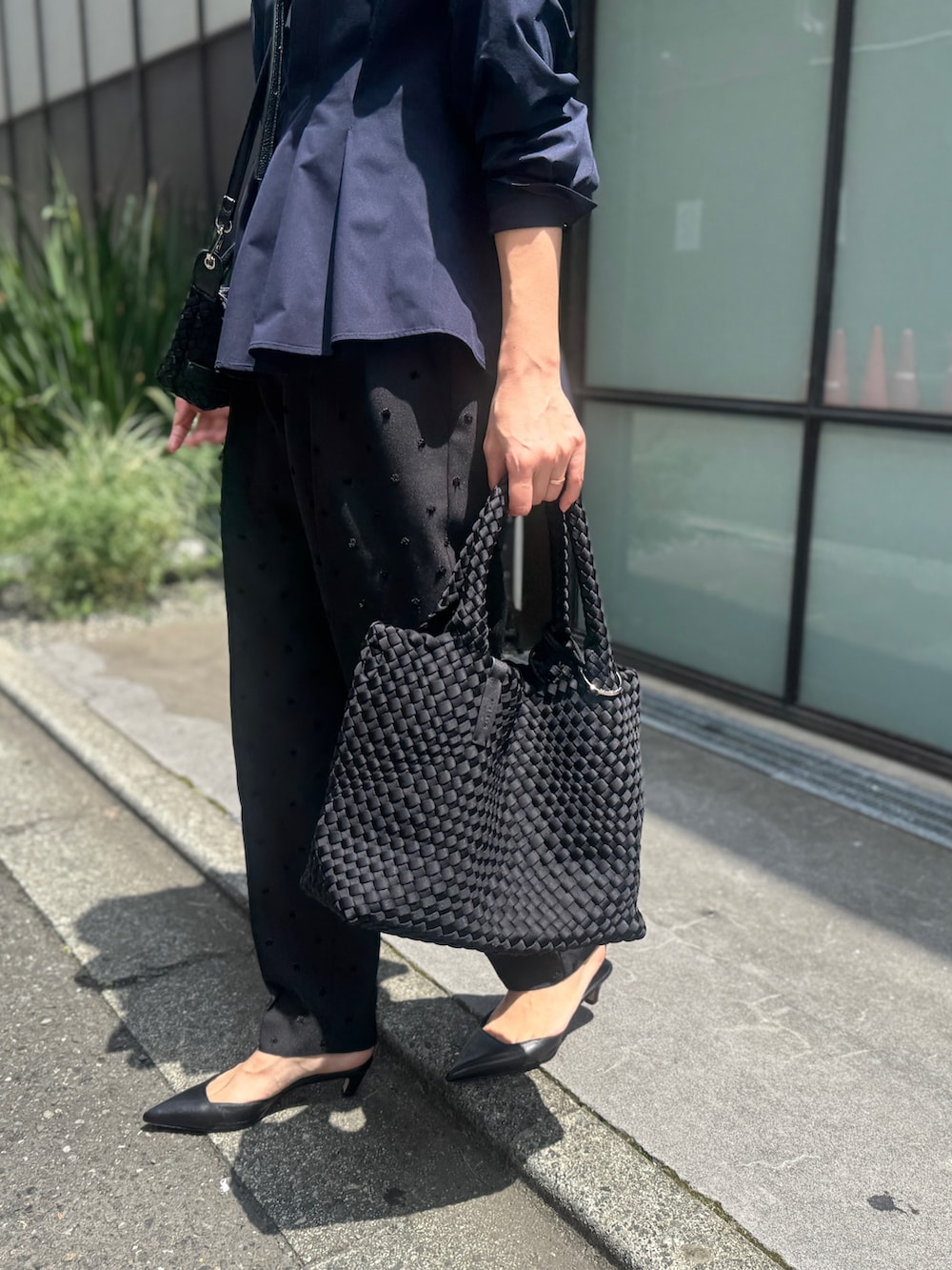 ブラック系のその他パンツ、ブラック系のトートバッグ、ブラック系のショルダーバッグを着用したレディースの夏コーディネートの8枚目の写真