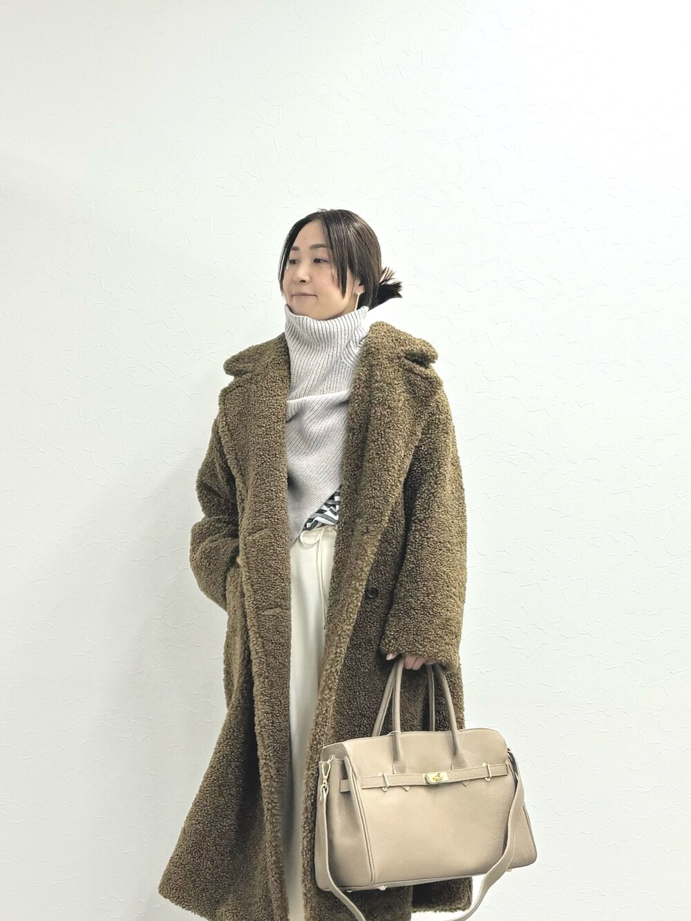「ボアジャケット、ボアコート、ボア、白パンツ、ホワイトパンツ、ポンチョ、大人カジュアル、おでかけコーデ、大人コーデ、クリスマスコーデ、お洒落さんとつながりたい」｜「NOLLEY’S Sophiのフェイクテディファーロングコート（その他アウター、イエロー系）」を使った、ISHIDAさん（レディース・158cm）の秋コーディネートの2枚目の写真
