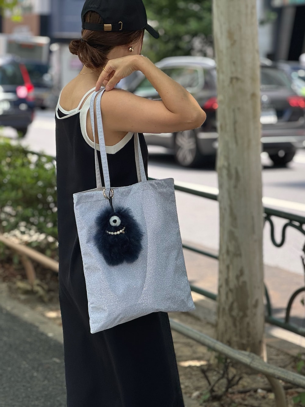 ブルー系のワンピース、ベージュ系のトートバッグ、ブラック系のキャミソールを着用したレディースの秋コーディネートの6枚目の写真