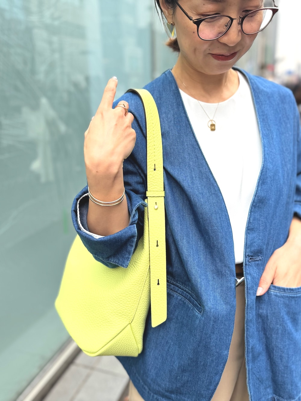 「春コーデ、シンプルスタイル、ゆるコーデ、大人女子、春先取り、デニムコーデ、お仕事コーデ」|「LORISTELLAのアシメワンハンドルバッグmade in Italy(ショルダーバッグ、イエロー系)」を使った、ISHIDAさん(レディース・158cm)の春コーディネートの4枚目の写真