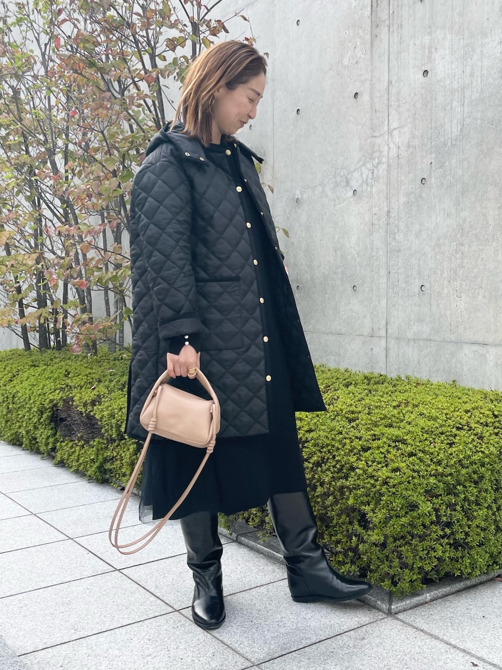 ブラック系のワンピース、ブラック系のその他アウターを着用したレディースの秋コーディネートの4枚目の写真