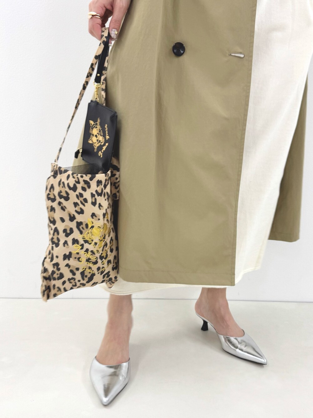 ホワイト系のワンピース、その他のエコバッグ/サブバッグ、その他のエコバッグ/サブバッグを着用したレディースの冬コーディネートの8枚目の写真