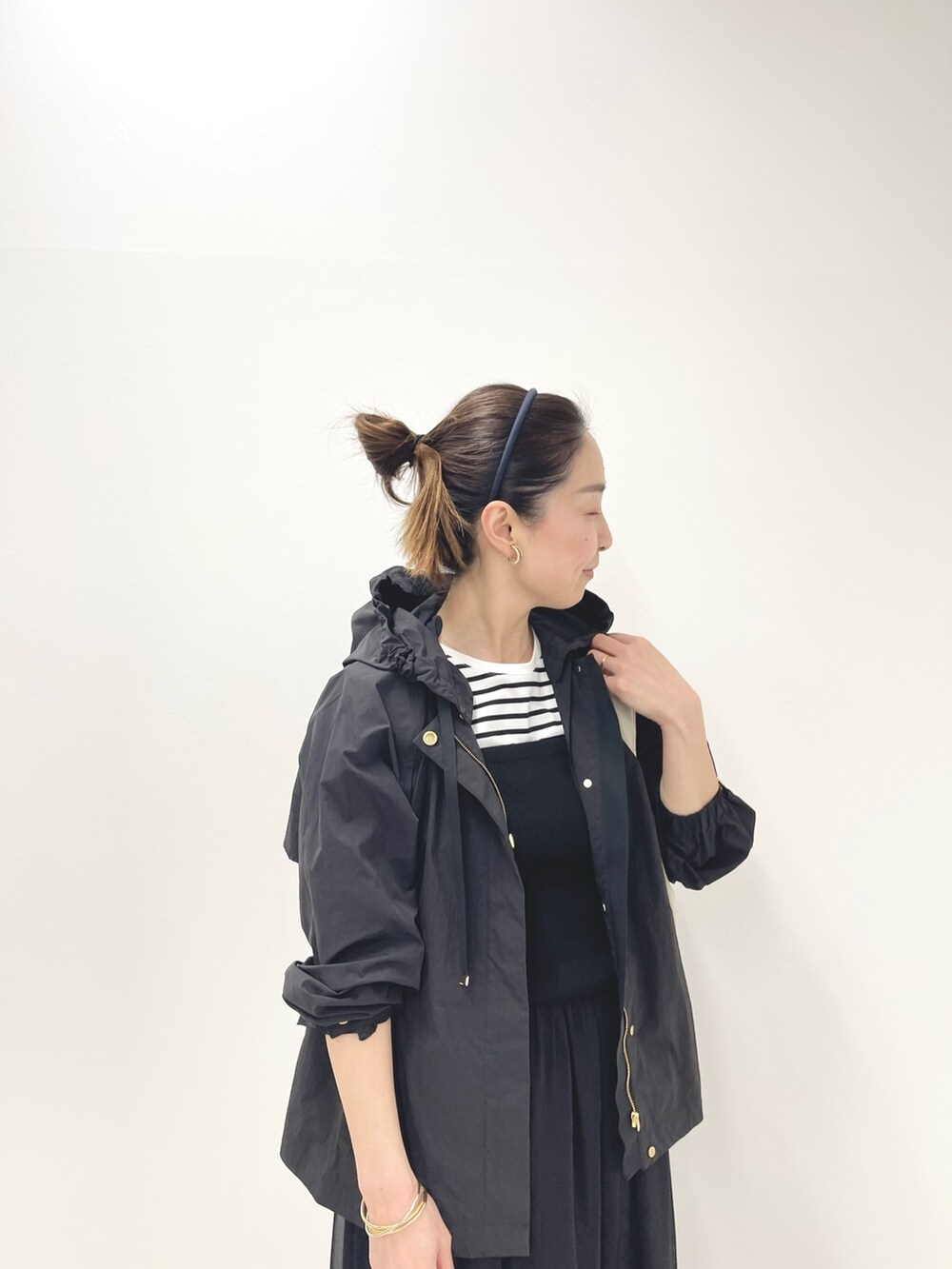 「マンパ、春コート、マリンコーデ、ビスチェ、ロングスカート、ママコーデ、ラウンドバッグ、スニーカーコーデ、スニーカー、カジュアルコーデ、大人カジュアル、ボーダー、ワントーンコーデ、春のおしゃ見えテクニック、キャミワンピ」｜「NOLLEY’Sのプチ2ラインイヤリング（イヤリング、ゴールド系）」を使った、ISHIDAさん（レディース・158cm）の春コーディネートの5枚目の写真