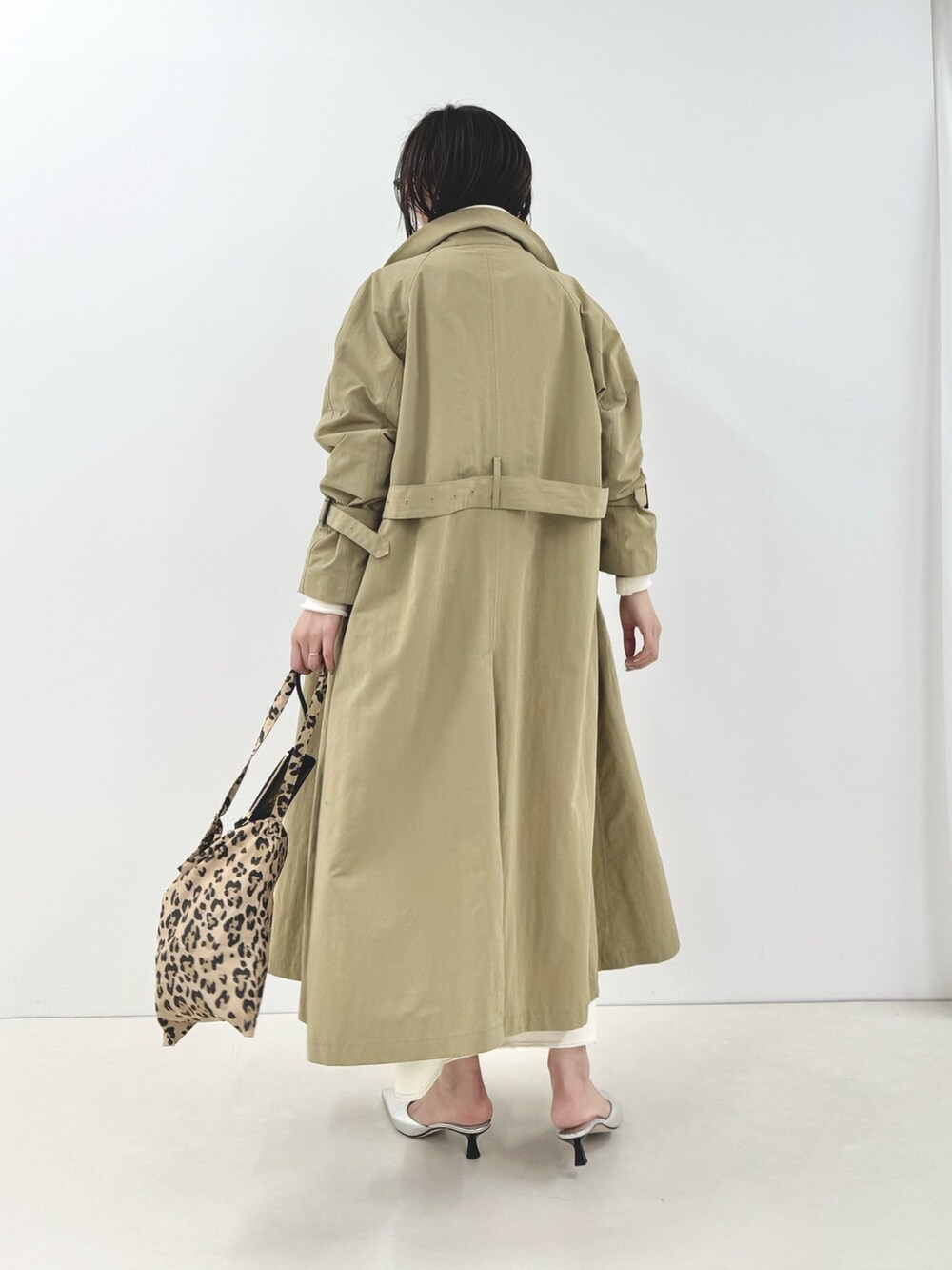 ホワイト系のワンピース、その他のエコバッグ/サブバッグ、その他のエコバッグ/サブバッグを着用したレディースの冬コーディネートの4枚目の写真