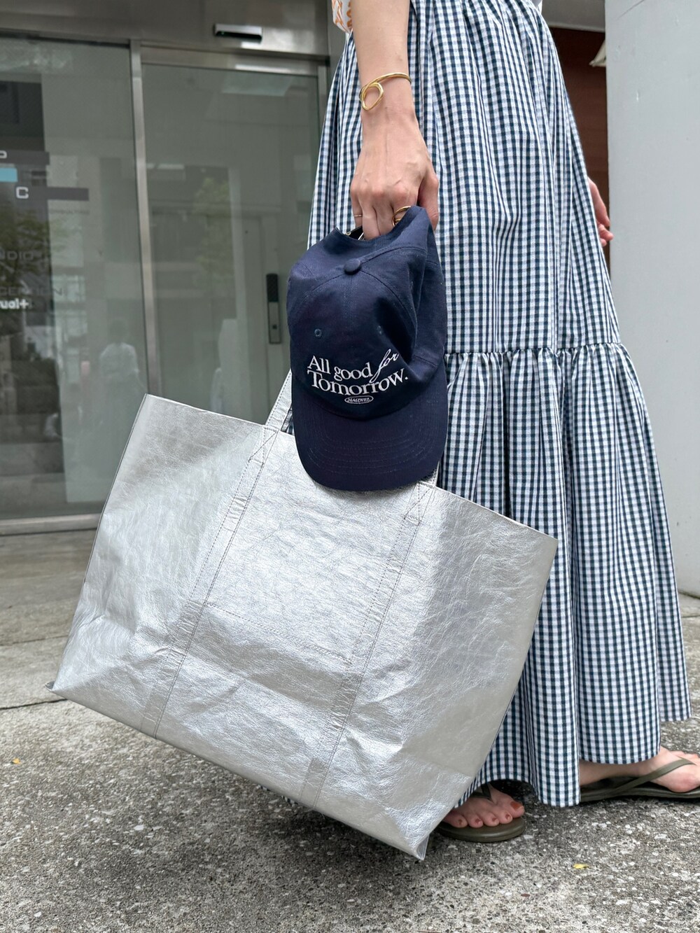 ホワイト系のTシャツ/カットソー、ブルー系のスカート、ブルー系のキャップを着用したレディースの夏コーディネートの8枚目の写真