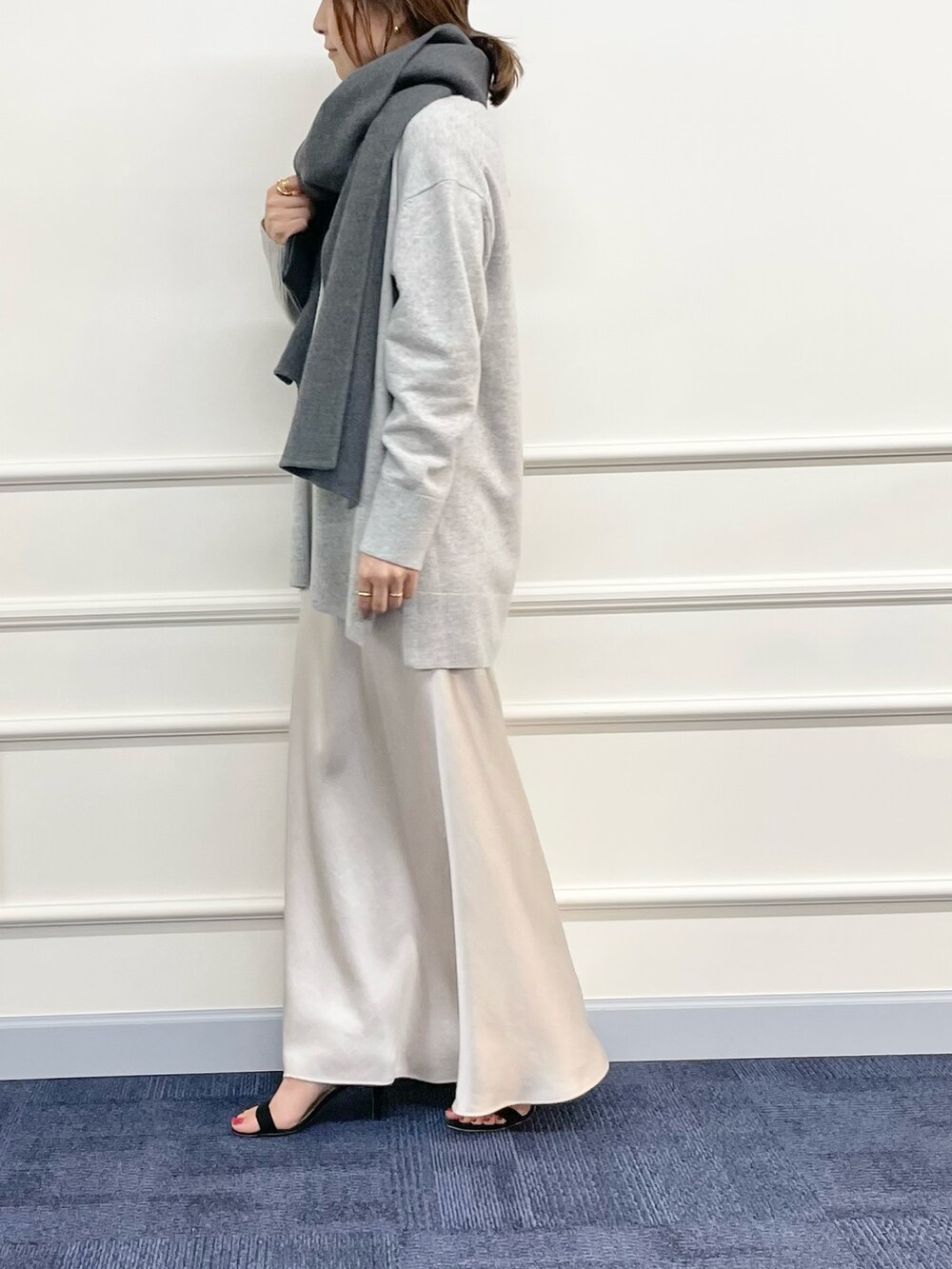 「ロングスカート、サテンスカート、ハーフコート、コート、休日スタイル、きれいめカジュアル、秋コーデ、大人コーデ、セカンドノーリーズ 、ミニバッグ、淡色コーデ、グレーコート、グレー、ニット、ゆるコーデ」｜「NOLLEY’Sの◇【WEB限定】ダブルクロス・リバーショートコート（ノーカラーコート、グレー系）」を使った、ISHIDAさん（レディース・158cm）の秋コーディネートの8枚目の写真