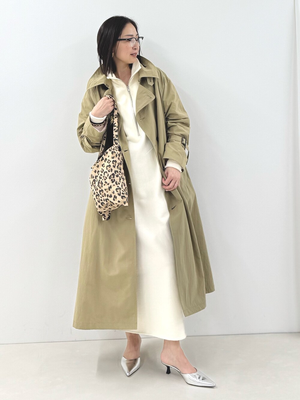 ホワイト系のワンピース、その他のエコバッグ/サブバッグ、その他のエコバッグ/サブバッグを着用したレディースの冬コーディネートの5枚目の写真