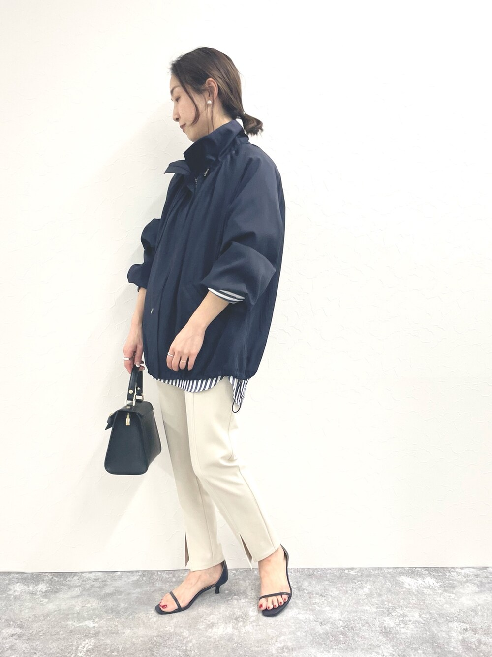 「ブルゾンコーデ、春アウター、春コーデ、ストライプシャツ、シャツスタイル、シャツ、スタンドカラー、スリットパンツ、パンツコーデ、お仕事コーデ、大人カジュアル、春服」｜「NOLLEY’SのMY STANDARD レギュラーシャツ（シャツ/ブラウス、ホワイト系）」を使った、ISHIDAさん（レディース・158cm）の冬コーディネートの7枚目の写真