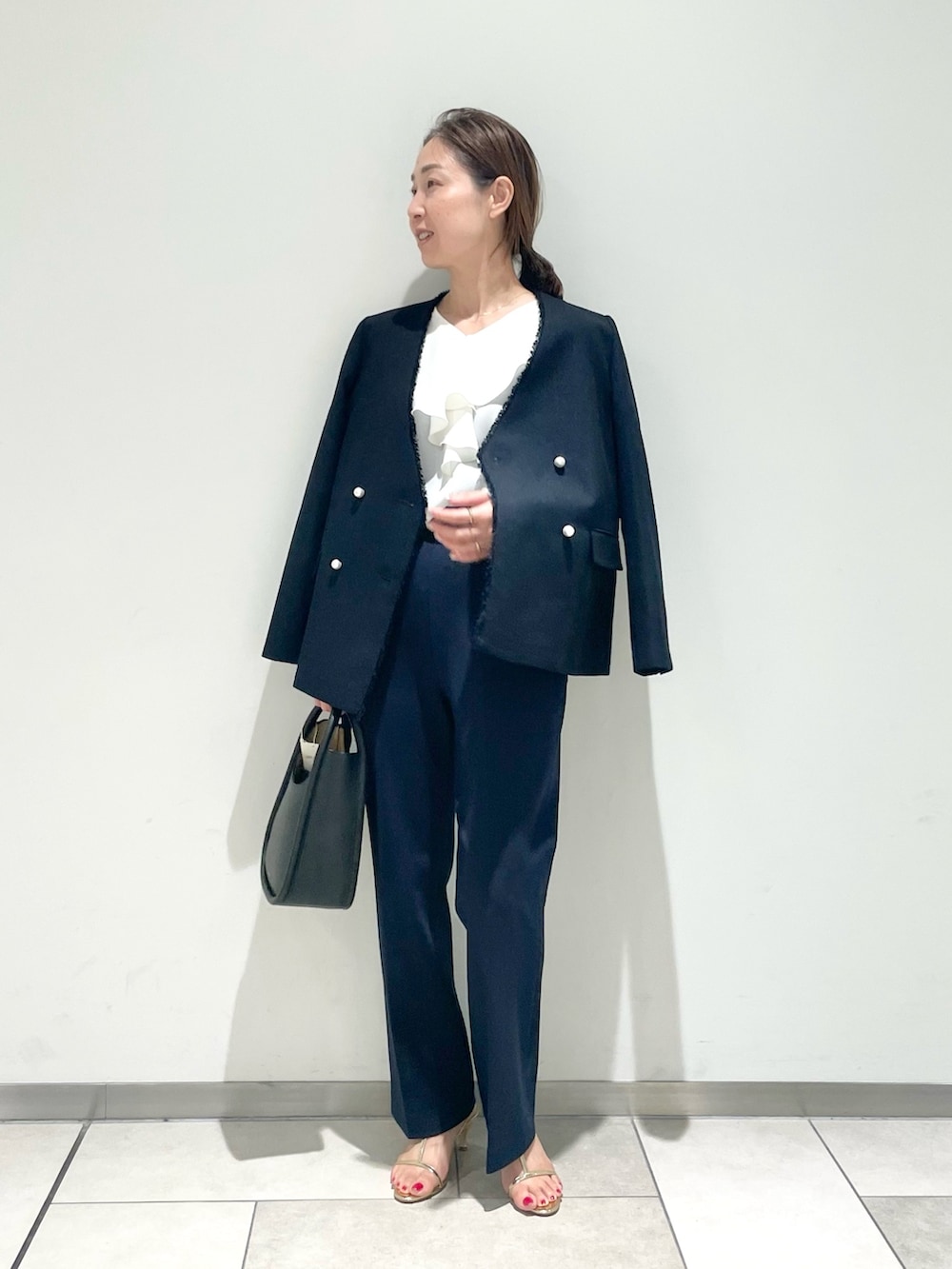「お仕事コーデ、ママコーデ、学校行事、七五三、保護者会、入学式、卒業式、きちんとスタイル、ジャケット、ジャケットスタイル、パールボタン、ネイビー、紺ブレ」｜「NOLLEY’Sのウォッシャブルパール釦ツイードライクVネックジャケット（ノーカラージャケット、ブルー系）」を使った、ISHIDAさん（レディース・158cm）の秋コーディネートの3枚目の写真