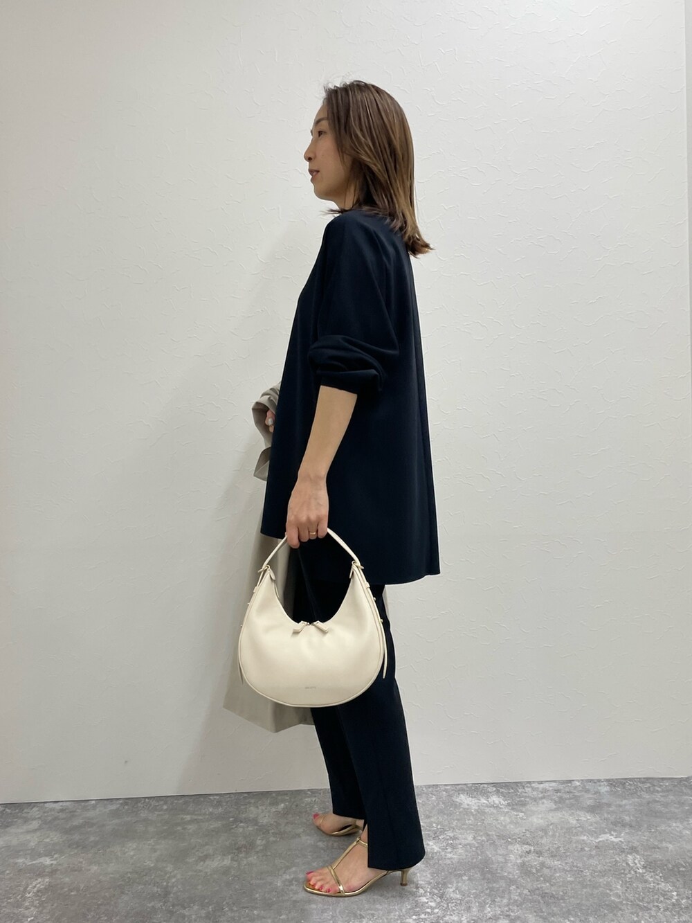 「お出かけコーデ、シンプルコーデ、卒業式、卒園式、ママコーデ、ママファッション、40代ファッション、セットアップ、スリットパンツ、チュニック、春コーデ、春アウター、トレンチコート、春色、ネイビー」｜「NOLLEY’Sの《セットアップ対応》ウォッシャブルカットジョーゼットVネックドルマンブラウス（シャツ/ブラウス、ブルー系）」を使った、ISHIDAさん（レディース・158cm）の冬コーディネートの3枚目の写真
