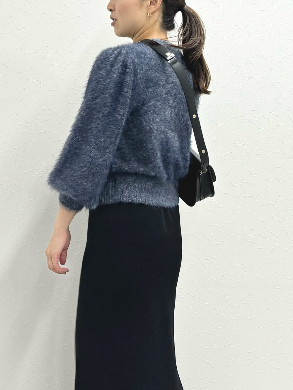 「スカート、マキシスカート、ナロースカート、ロングスカート、カーディガンコーデ、ふわふわ、ふわふわカーディガン、ootd、韓国ファッション、オトナカワイイ、オトナカジュアル、シンプル、ゆるコーデ、休日スタイル、きれいめカジュアル」｜「NOLLEY’Sの《手洗い可能》ナイロンフェザーカーディガン（カーディガン/ボレロ、ブルー系）」を使った、ISHIDAさん（レディース・158cm）の秋コーディネートの5枚目の写真