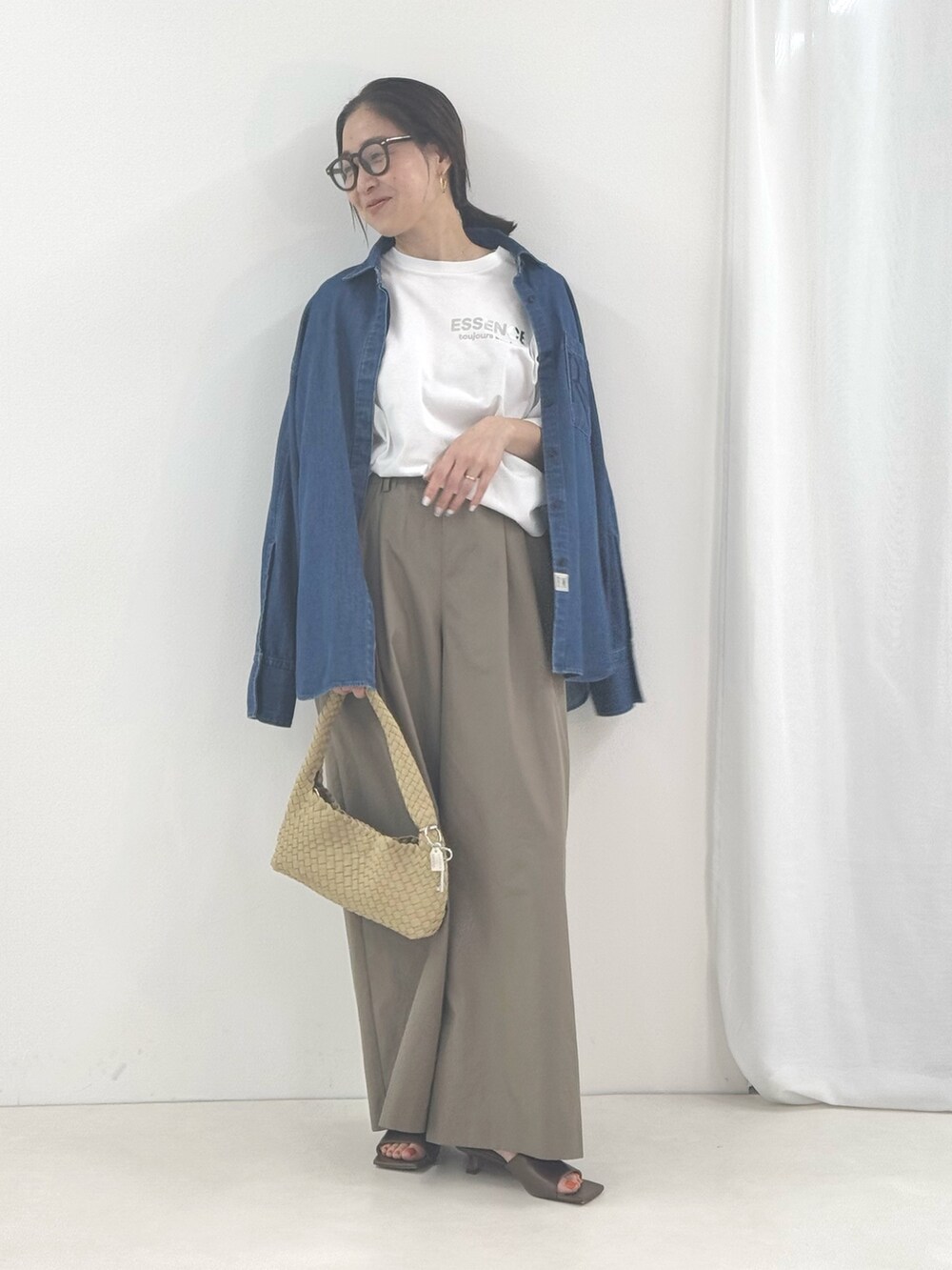 グリーン系のその他パンツ、ブルー系のシャツ/ブラウス、ホワイト系のTシャツ/カットソーを着用したレディースの春コーディネートの7枚目の写真