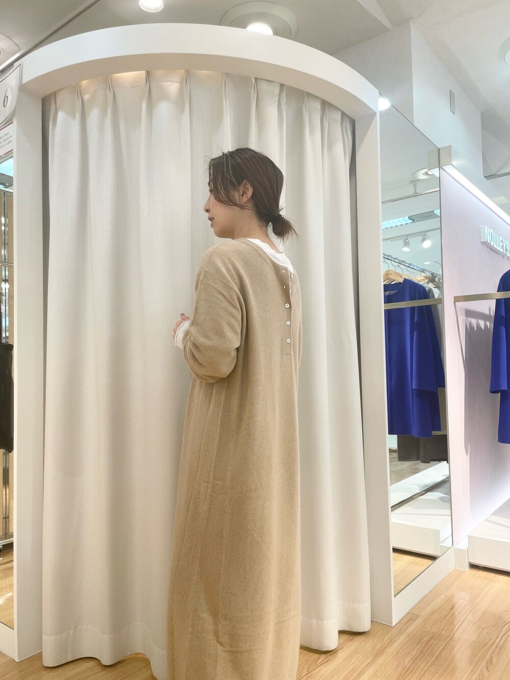 「きれいめカジュアル、ロングスカート、レザー、淡色コーデ、レイヤードスタイル、ニット、冬コーデ、休日スタイル、ワンピース、ニットワンピース、ベージュコーデ、ロンt」｜「NOLLEY’SのシアーロンT（Tシャツ/カットソー、ホワイト系）」を使った、ISHIDAさん（レディース・158cm）の冬コーディネートの5枚目の写真