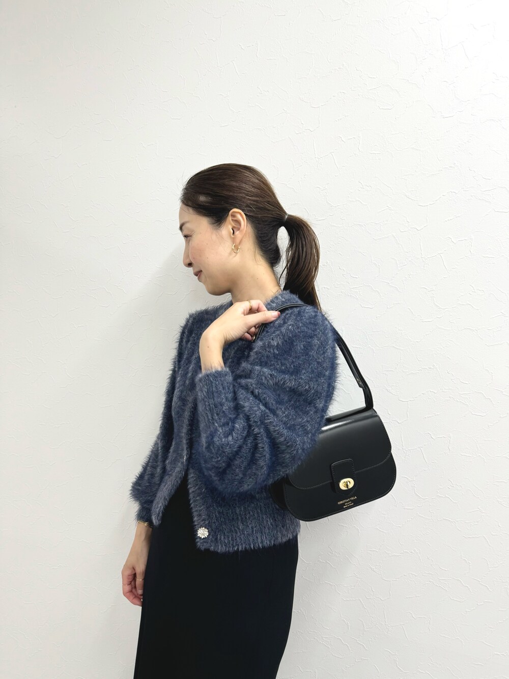 「スカート、マキシスカート、ナロースカート、ロングスカート、カーディガンコーデ、ふわふわ、ふわふわカーディガン、ootd、韓国ファッション、オトナカワイイ、オトナカジュアル、シンプル、ゆるコーデ、休日スタイル、きれいめカジュアル」｜「NOLLEY’Sの《手洗い可能》ナイロンフェザーカーディガン（カーディガン/ボレロ、ブルー系）」を使った、ISHIDAさん（レディース・158cm）の秋コーディネートの4枚目の写真
