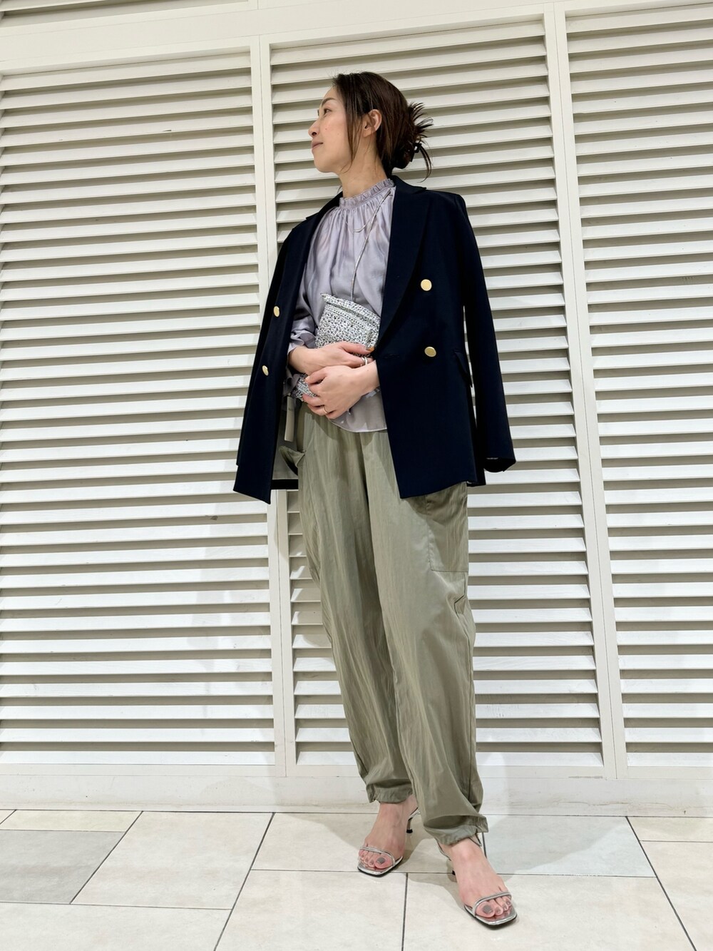 「お出かけコーデ、ジャケットスタイル、ジャケット、紺ブレ、カーゴパンツ、綺麗めコーデ、きれいめカジュアル、春コーデ、春のNewスタイル、大人カジュアル、パンツスタイル、シア―ブラウス、ラベンダー」｜「NOLLEY’Sの【WEB限定サイズあり】ハイデンクロスカーブカーゴパンツ（その他パンツ、グリーン系）」を使った、ISHIDAさん（レディース・158cm）の春コーディネートの3枚目の写真