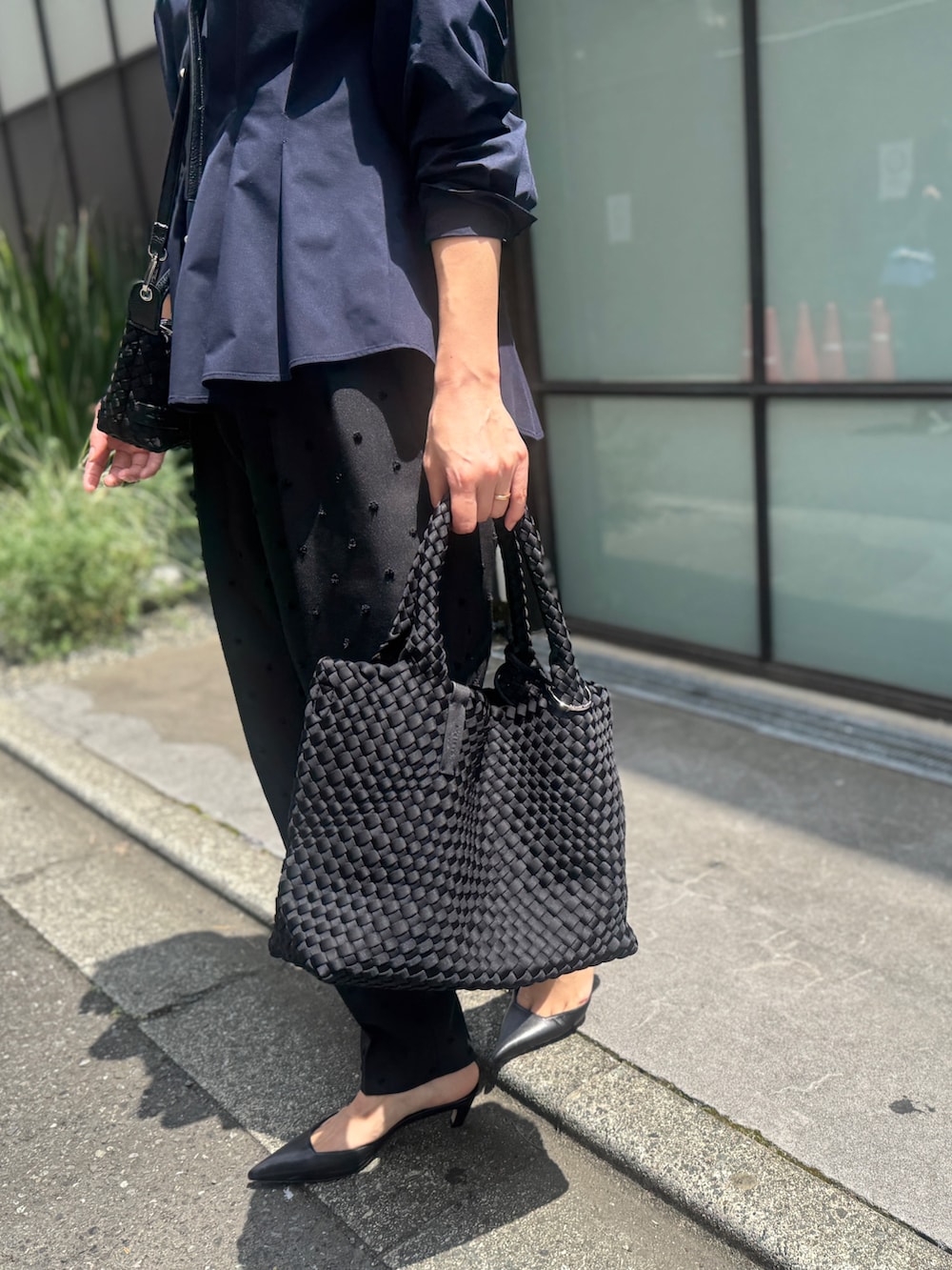 ブラック系のその他パンツ、ブラック系のトートバッグ、ブラック系のショルダーバッグを着用したレディースの夏コーディネートの7枚目の写真