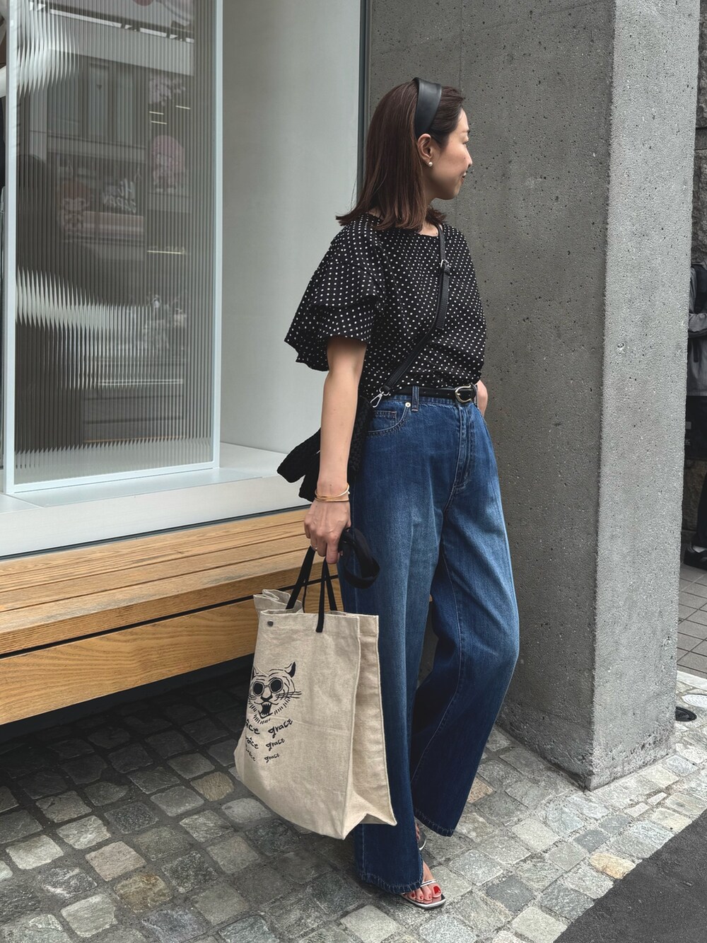 「柄シャツ、サンダル、プチプラ、初夏コーデ、夏ファッション、大人女子、大人コーデ、大人カジュアルコーデ、オトナカワイイ、キレイめコーデ、ドット柄、ドット、ドットブラウス、エコバッグ、カチューシャコーデ」|「NOLLEY’Sの【追加】サッカードットバックフリルブラウス(シャツ/ブラウス、ブラック系)」を使った、ISHIDAさん(レディース・158cm)の夏コーディネートの6枚目の写真
