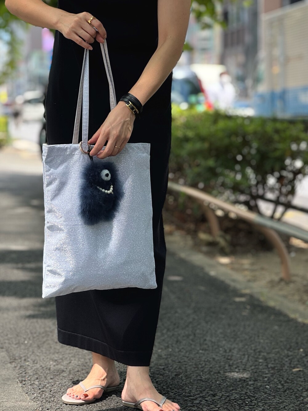 ブルー系のワンピース、ベージュ系のトートバッグ、ブラック系のキャミソールを着用したレディースの秋コーディネートの4枚目の写真