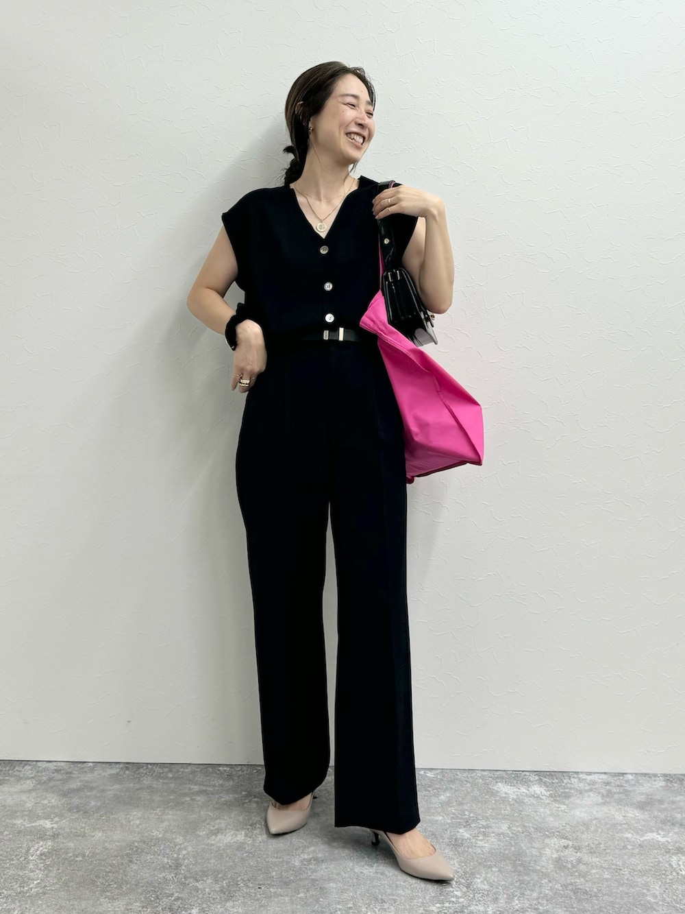「ニットベスト、ニットジレ、ジレ、ベストコーデ、ワントーンコーデ、サブバッグ、エコバッグ、ロゴバッグ、ブラックコーデ、まとめ髪、ママコーデ、40代ファッション、クリスチャンヴィラ、ワイドパンツ」｜「NOLLEY’S Sophiのアイテム（パンツ、ブルー系）」を使った、ISHIDAさん（レディース・158cm）の夏コーディネートの2枚目の写真