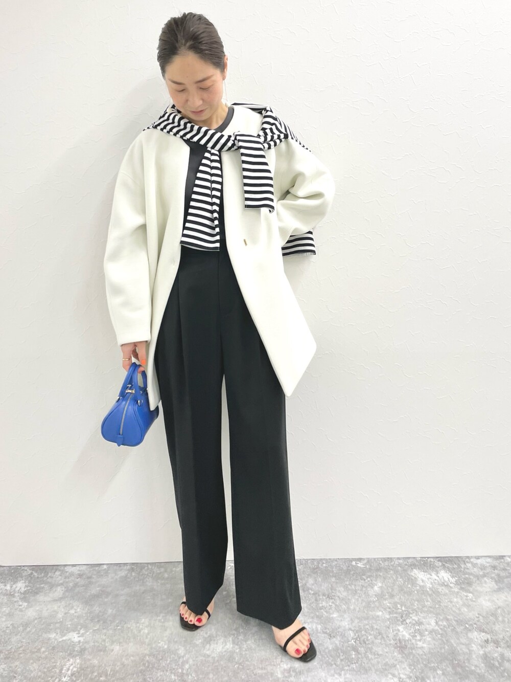 「春コーデ、春コート、オトナカジュアル、モノトーンコーデ、モノトーン、ボーダー、シンプルコーデ、ワイドパンツ、セカンドノーリーズ 、ダンボール素材、ロンT、きれいめカジュアル」｜「NOLLEY’Sの《手洗い可能》ダンボールブルゾン（ブルゾン、ホワイト系）」を使った、ISHIDAさん（レディース・158cm）の冬コーディネートの6枚目の写真