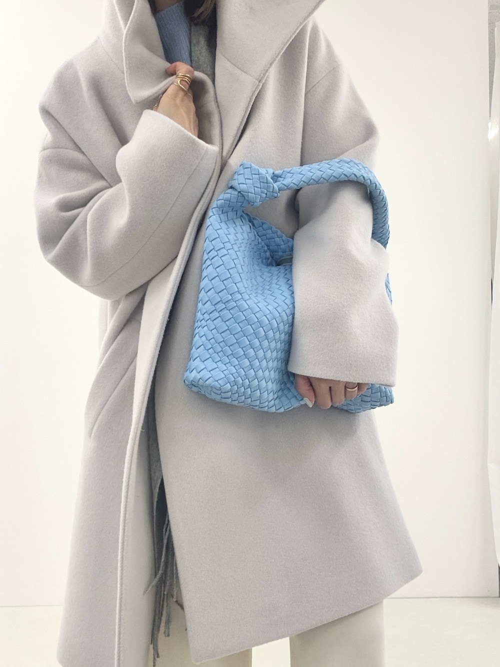 ホワイト系のその他パンツ、グレー系のパンプス、ベージュ系のその他アウターを着用したレディースの冬コーディネートの4枚目の写真