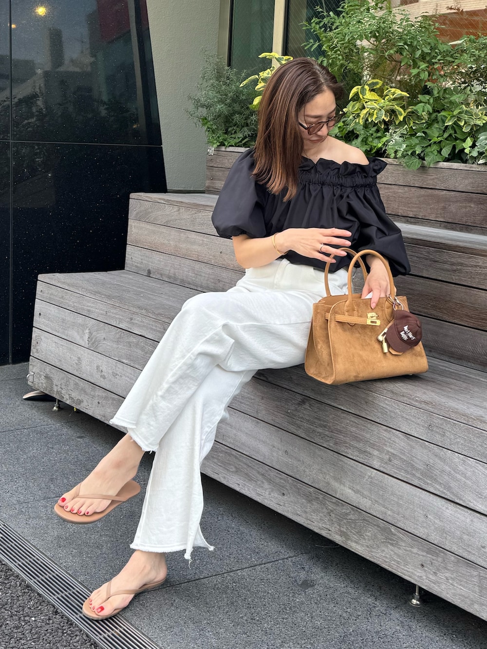 ブラック系のシャツ/ブラウス、ホワイト系のデニムパンツ、イエロー系のトートバッグを着用したレディースの夏コーディネートの2枚目の写真