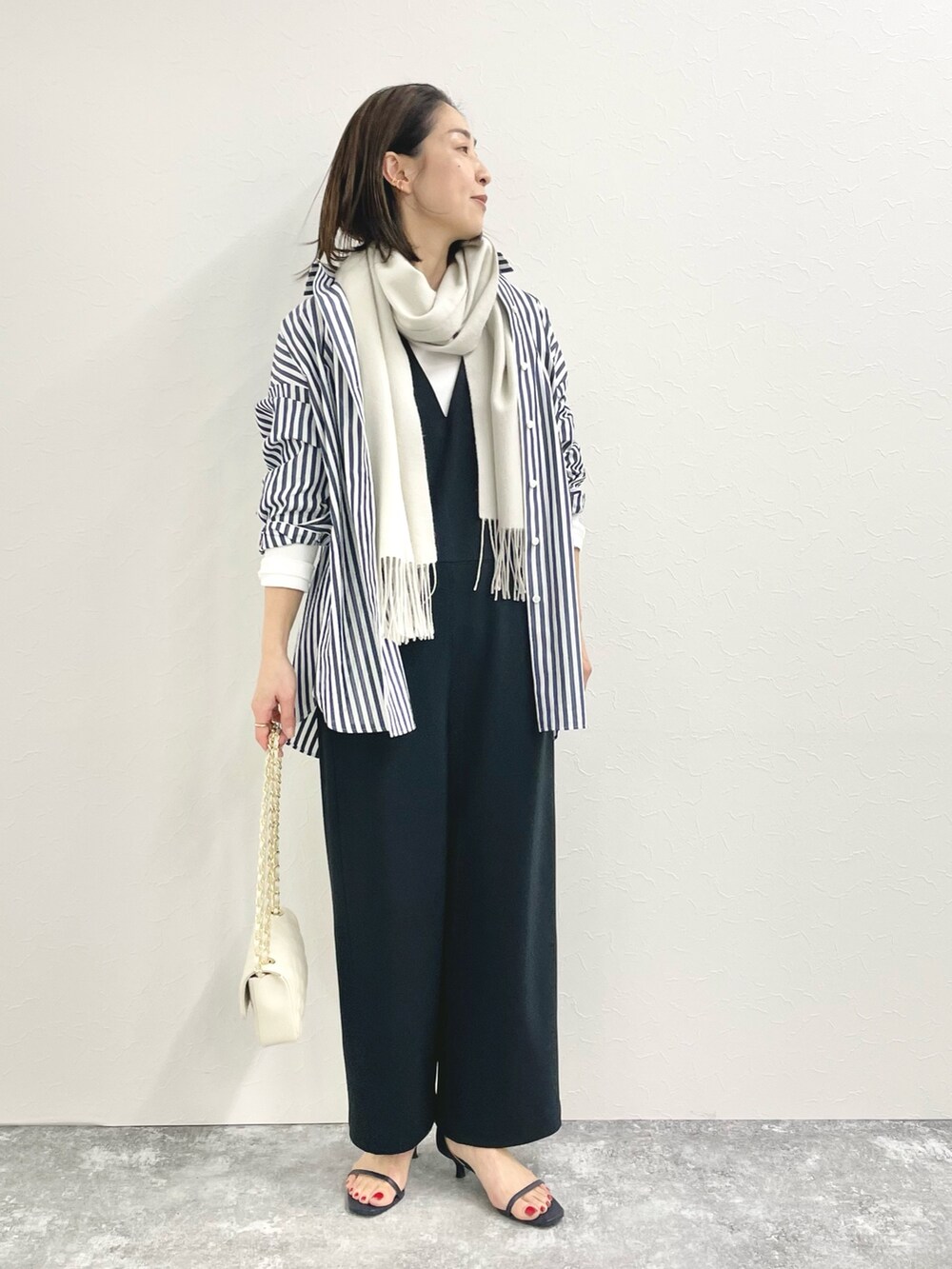 「サロペット、オールインワン、ストライプシャツ、シャツスタイル、シャツコーデ、ストラップサンダル、レイヤードスタイル、ストライプ、シャツ、パンツコーデ、ほめられ本命コーデ」｜「NOLLEY’SのMY STANDARD レギュラーシャツ（シャツ/ブラウス、ホワイト系）」を使った、ISHIDAさん（レディース・158cm）の冬コーディネートの2枚目の写真