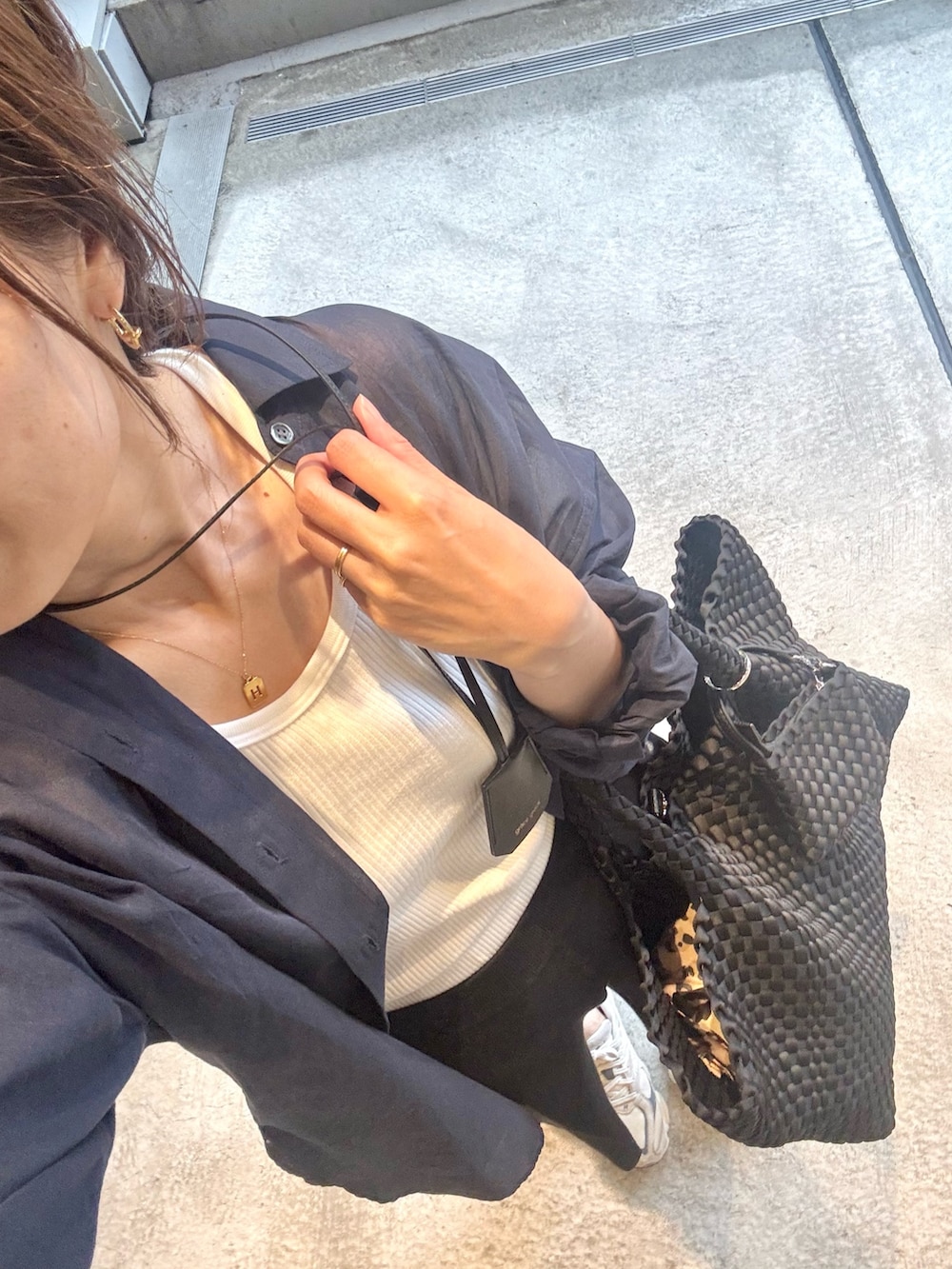 「シャツスタイル、シャツ、シャツコーデ、メッシュ、メッシュバッグ、メッシュトート、バッグチャーム、チャーム、カジュアル、カジュアルコーデ、カジュアルスタイル、カジュアルストリート」｜「NOLLEY’Sの◇【WEB限定】MY STANDARD シアーシャツ（シャツ/ブラウス、ブルー系）」を使った、ISHIDAさん（レディース・158cm）の夏コーディネートの7枚目の写真