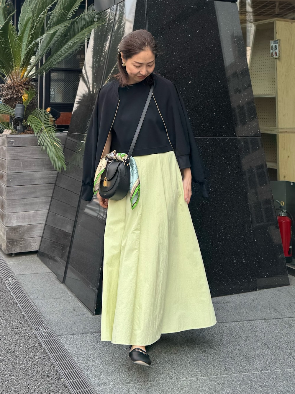 「スカートコーデ、スカート 、スカーフアレンジ、マニプリ、マニプリスカーフ、天然石、天然石リング、夏コーデ、夏服」|「NOLLEY’S Sophiのウェーブバレッタ(バレッタ/ヘアクリップ、ゴールド系)」を使った、ISHIDAさん(レディース・158cm)の夏コーディネートの2枚目の写真