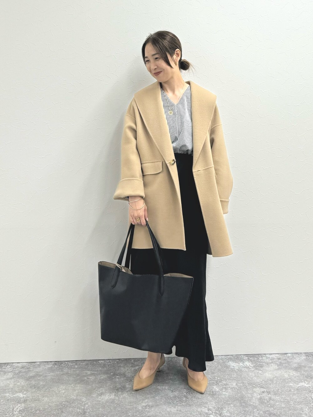 「おしゃ見えテクニック、秋コーデ、秋服コーデ、キレイめカジュアル、お出かけコーデ、ショートコート、ハーフコート、キャメルアウター、キャメル、ベージュコート、トートバッグ、ビッグバッグ、大人女子、ナロースカート」｜「NOLLEY’S Sophiの◇【WEB限定カラーあり】SUPER140リバーショールコート 24AW（ダッフルコート、イエロー系）」を使った、ISHIDAさん（レディース・158cm）の秋コーディネートの4枚目の写真
