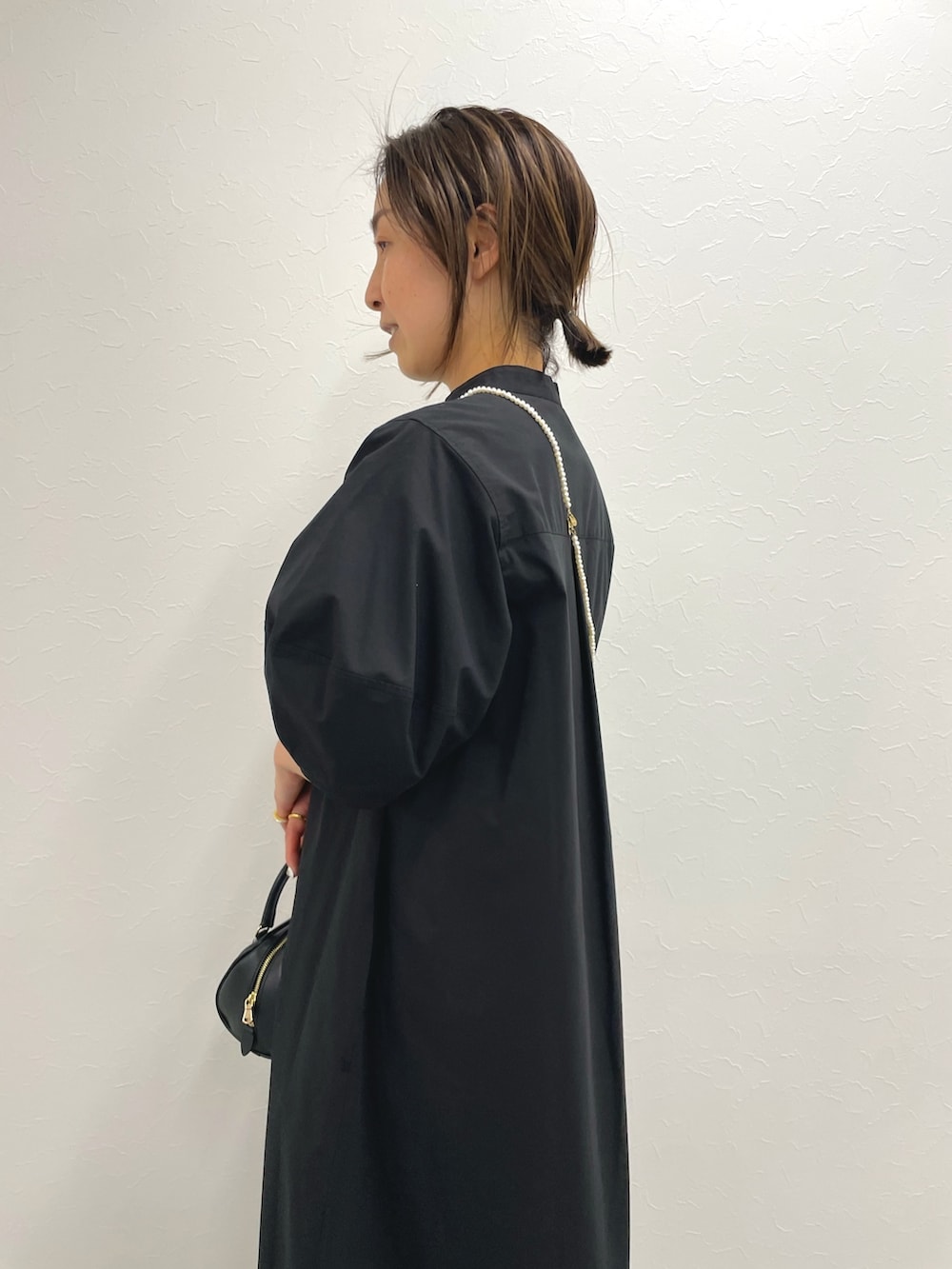「シャツワンピ、ワンピース、ブラックコーデ、結婚式 ワンピース、結婚式、シンプルコーデ、モード、キレイめ、きれいめコーディネート、大人女子、夏コーデ、お洒落さんとつながりたい、シンプル」｜「NOLLEY’Sの【CHRISTIAN VILLA/クリスチャンヴィラ】ミニボストンバッグ（ボストンバッグ、ブラック系）」を使った、ISHIDAさん（レディース・158cm）の春コーディネートの4枚目の写真