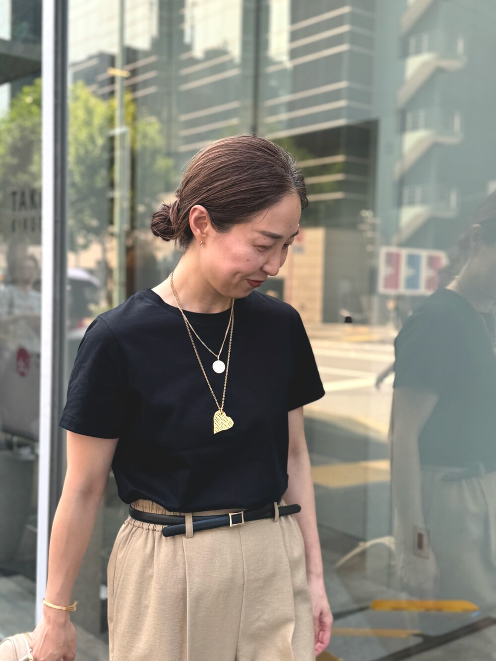 イエロー系のその他パンツ、ブラック系のTシャツ/カットソー、ベージュ系のショルダーバッグを着用したレディースの夏コーディネートの6枚目の写真