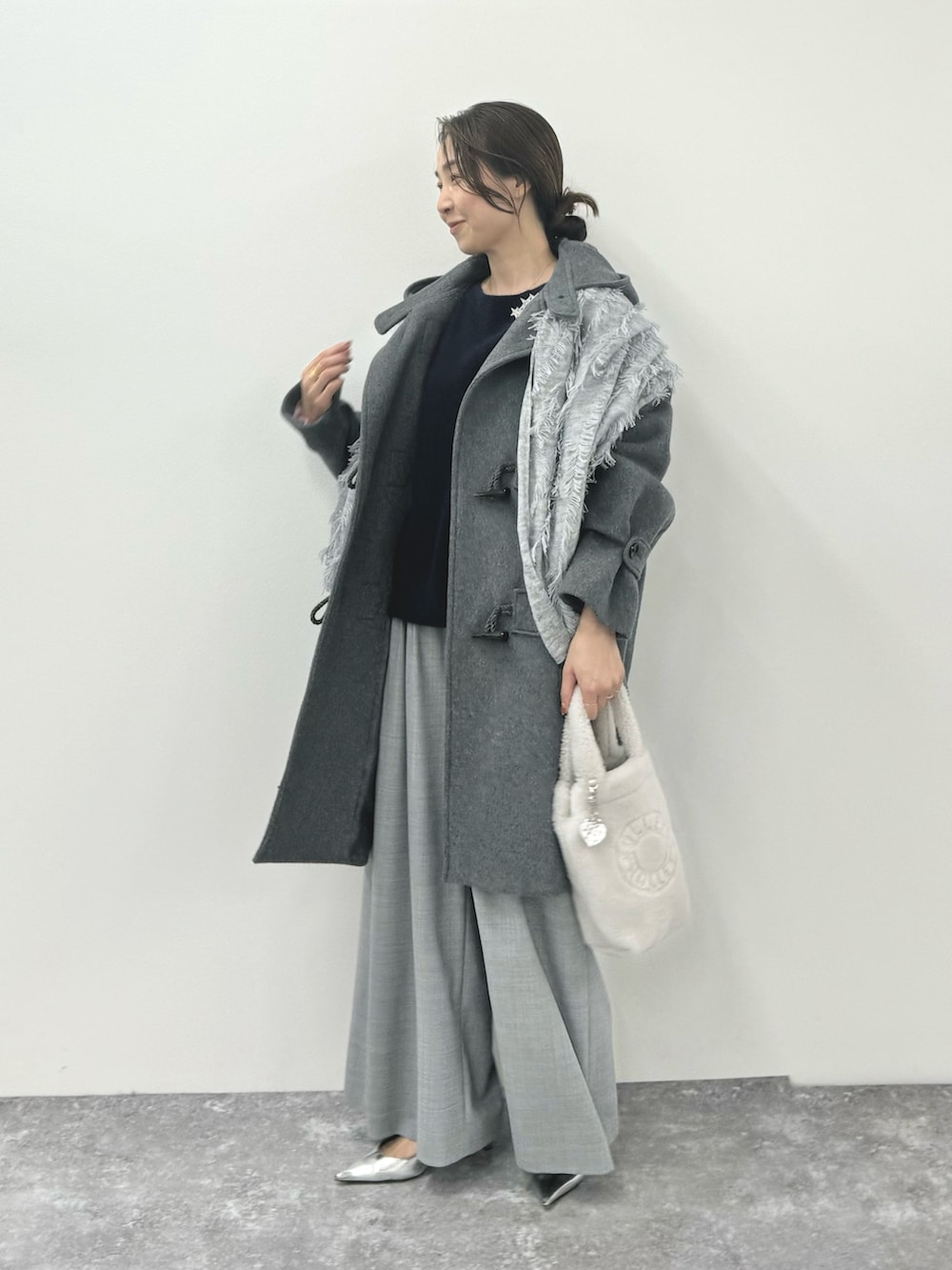 「ダッフルコート、ダッフル、グレーコーデ、グレー、ネイビーコーデ、ワイドパンツ、冬アウター、ロングコート、ショルダーバッグ、今日のコーデ、おしゃれさんと繋がりたい、フリンジ、ストール、ストールコーデ、フリンジストール」|「NOLLEY’Sのフリンジストール(ストール/ショール、グレー系)」を使った、ISHIDAさん(レディース・158cm)の秋コーディネートの3枚目の写真