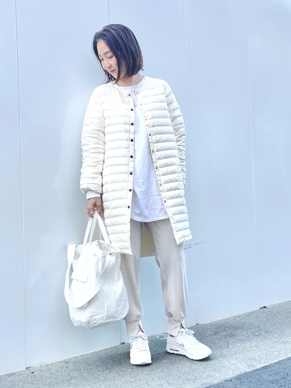 「白スニーカー、白ダウン、ダウンジャケット、ダウンコート、インナーダウン、Traditional Weatherwear、春コーデ、冬コーデ、ママコーデ、スニーカー、スナップ、スニーカーコーデ」｜「Traditional Weatherwearの◇【WEB限定カラーあり】【TRADITIONAL WEATHERWEAR】ARKLEY LONG DOWN PA（ダウンジャケット/コート、ホワイト系）」を使った、ISHIDAさん（レディース・158cm）の冬コーディネートの2枚目の写真